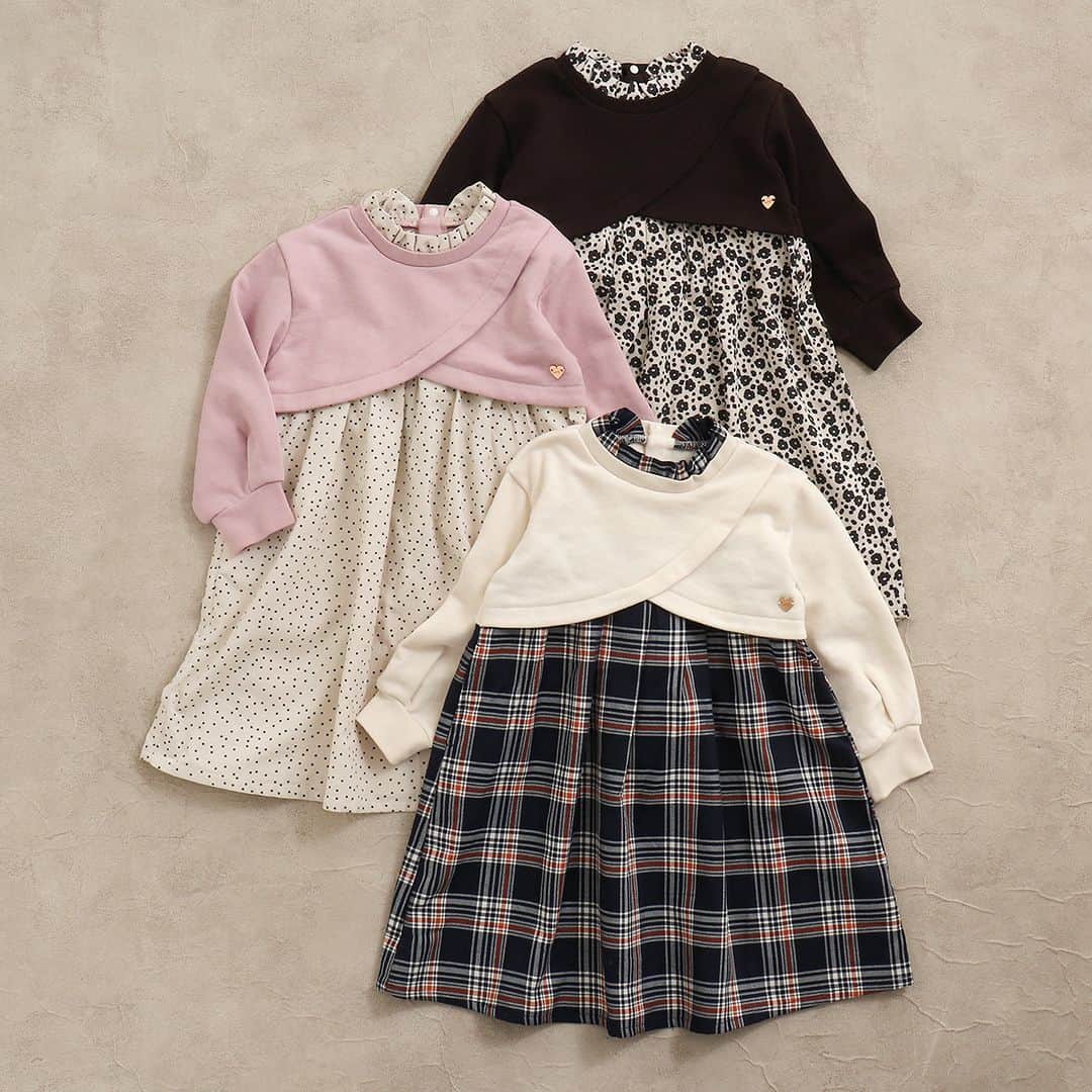 アプレレクールオフィシャルのインスタグラム：「＼重ね着風のドッキングワンピース♡／  クロップド丈のトップスと合わせたようなドッキングワンピース♪  トップス部分は柔らかい裏毛素材。 スカート部分も柔らかいので動きやすくて着やすい◎  襟ぐりにもフリルがついているので 重ね着したようなデザインに。  またバックにはリボンのワンポイント付きで バックスタイルもとってもかわいいです♡  スカート丈は膝より2㎝ほど長い丈感なので 少し大人っぽいイメージに♪  1枚でかわいくおしゃれなワンピースなので 姉妹やお友だちとのおそろいコーデもおすすめです♡  🏷クロップドトップスドッキングワンピース　3,190円（税込） (V517013)（80～140㎝）  ▼オンラインストアはこちら @foonline  オンラインストアでも販売中です♪  ======================= 商品詳細や価格は ショッピングタグからご覧いただけます★ =======================  #アプレレクール #apreslescours #アプレキッズ #こどもふく #子ども服 #オシャレキッズ  #子供服 #キッズ服 #ママリ #たまひよ #キッズフォト  #女の子コーデ  #女の子服 #むすめふく  #キッズワンピース #キッズワンピ」