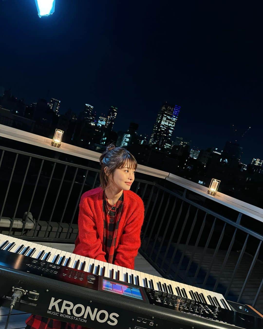 のインスタグラム：「テレビ朝日「そだてれび」に出演させていただきました！ YUIさんの「TOKYO」を歌わせていただきました🗼 テレ朝公式YouTubeチャネルにて見逃し配信中 「地球最後sing a song」で検索してみてください❤️  This is my first time performing on tv-Asahi 🎹  “If tomorrow is the world's last day, what song would you like to sing as your farewell to this planet?” Search ‘JU!iE Tokyo/Yui’ on YouTube to watch the full episode🧏🏻‍♀️」