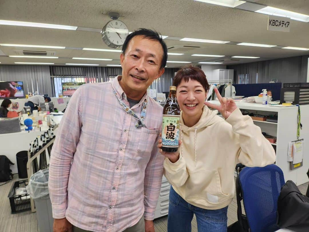 小雪のインスタグラム：「🌠 久しぶりにエグアナ沢田さんに会えたー！！ 昔KBCサワダデース。という番組で ご一緒させて頂いてたのですが、 番組の皆とてもよいチームで大好きで 色々懐かしくなりました☺  アナウンサーの加藤さんにも会えたり嬉しいなぁ💓 また皆で会えますように！  #KBC #サワダデース #エグゼクティブアナウンサー #通称エグアナ #みんな大好き沢田さん」