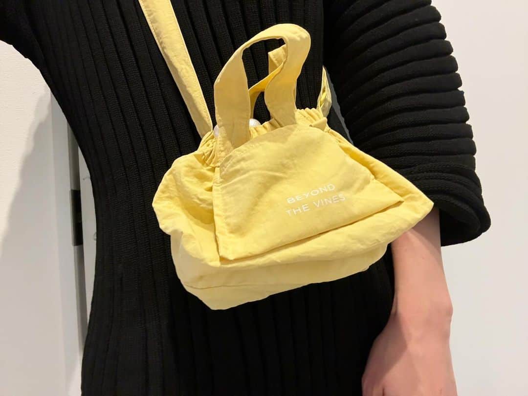 のインスタグラム：「かわいぃ〜🟡⚫️  おニューのワンピと、おニューのバック。」