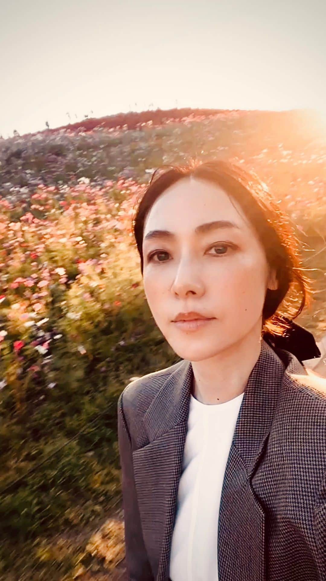 霧島れいかのインスタグラム：「こんばんは。 レイ・リオッタです。 ただただ自分を楽しませる日🌸  #autumncolors #sunny」
