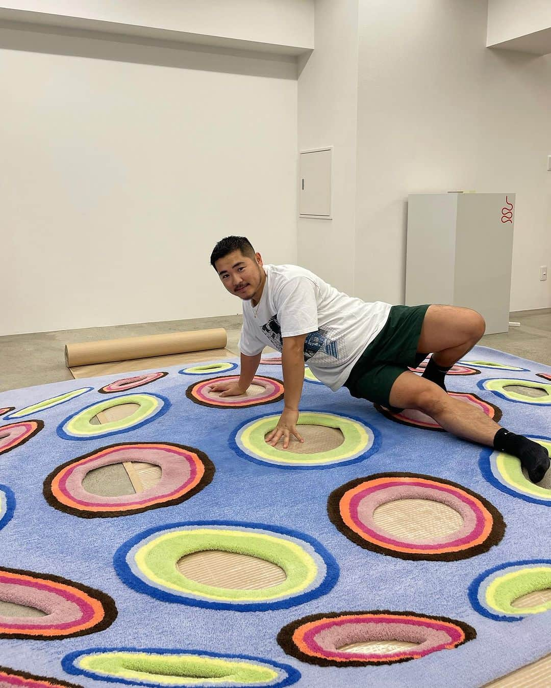 KEISUKE SYODAさんのインスタグラム写真 - (KEISUKE SYODAInstagram)「ツイスターゲーム @studiotheblueboy 🔵🟢🟠🟣🔴 Pop art dots Rug✨」11月7日 17時18分 - keisukesyoda