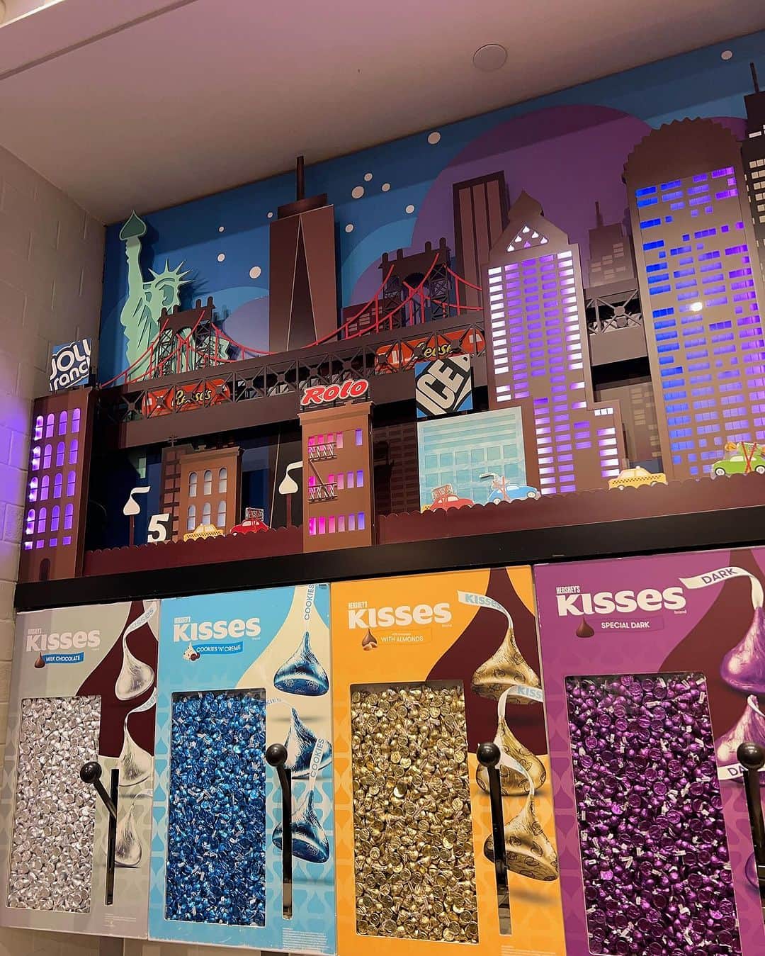 MARIさんのインスタグラム写真 - (MARIInstagram)「Hershey's Chocolate World 🗽🍫🫶🩷  可愛すぎるhershey'sの世界観🌏 times squareにあるよ🩷  #hersheyschocolate  #hersheyschocolateworld」11月7日 17時19分 - lovexxy0