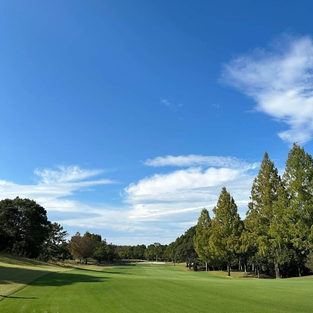 やすみりえさんのインスタグラム写真 - (やすみりえInstagram)「⛳️雨のち快晴☀️✨✨  本日は#茂原カントリー倶楽部  でした💚  朝の時間帯は雨女ぶりを発揮しましたが(笑)午後からは良いお天気に✨  ご一緒の皆さまのおかげで楽しいラウンドでした〜 😊  #川柳#ことばの力#ことのは#575 #ゴルフ#golf #ゴルフ大好き#ゴルフ上手くなりたい #ゴルフ場の風景 #ゴルフ場の風景が好き」11月7日 17時11分 - rie575kotonoha