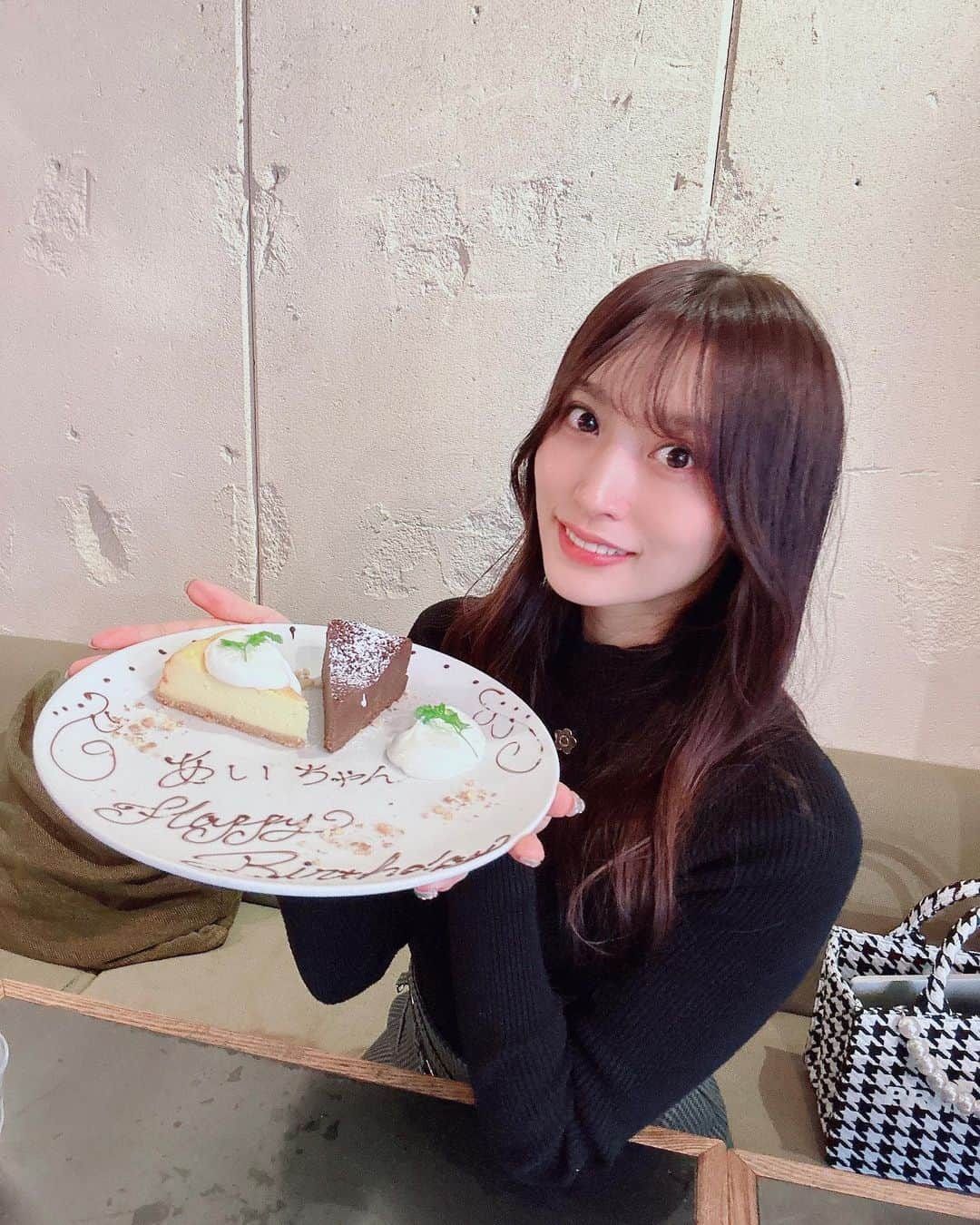 根岸愛のインスタグラム：「🎂💕🎂 . 今年の誕生日は本当に (私にしては)たくさんの方に お祝いしていただきました🥰 ラストを飾ったのは あみちゃん(@iseki_ami ) ずっとお祝いするねって言ってくれて やっと時間があってランチできた💕 素敵なキャンドルもありがとう🕯️ . #happybirthday #birthday #lunch #cafe #cake #誕生日 #プレゼント #お祝い #ケーキ #ありがとう」