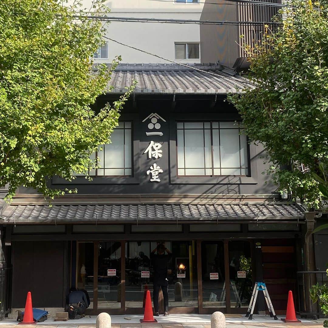 一保堂茶舗のインスタグラム：「Still under construction.   本店の自動扉が入りました。随分と仕上がってまいりましたが、オープンまで、もうしばらくかかります。仮店舗にて引き続きよろしくお願いします。 #underconstruction #temporarystore  #ippodotea #kyoto #mainstore」