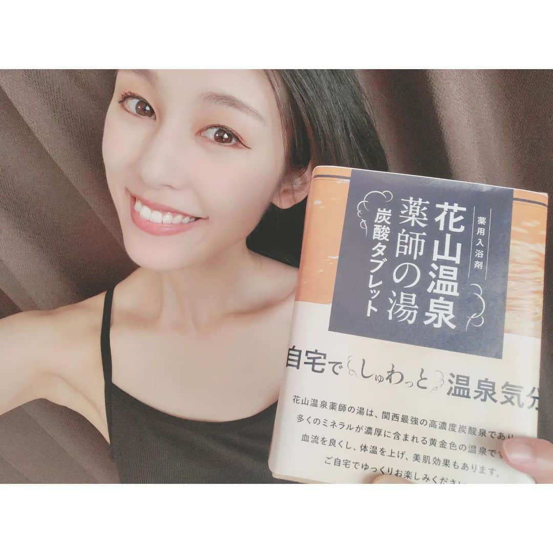 杉原枝利香さんのインスタグラム写真 - (杉原枝利香Instagram)「#♨   おつかりン☆ 小学生の頃からサウナー、りンごです🔥 なんか修行感覚で入ってたよね。 いや、今でもそう（笑）  花山温泉さん(@hanayamaonsen )から温泉タブレットと源泉が届きました〜♡ 花山温泉さんと言えば、パリパリ湯の花！！知ってる〜？ ちょっとすごいからアカウント飛んで投稿見てみてね😆 また、使用感など投稿しまーす♡ゎ‹ (∩ˊ꒳​ˋ∩) ゎ‹  #花山温泉 #花山温泉薬師の湯 #炭酸タブレット #お風呂タイム #入浴剤 #サウナー #サウナ女子 #温泉 #pr」11月7日 17時13分 - erikasugihara