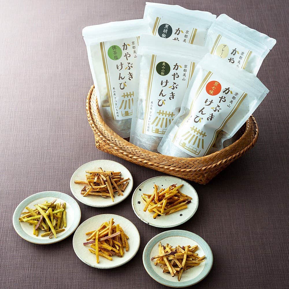 のインスタグラム：「【京都産さつまいもを使用した、"甘くない"芋けんぴ🍠】 . 「京都芋屋 芋と野菜」／かやぶきけんぴ 5種5袋 . 京都丹後地方、美山の里で栽培されているさつまいもを極細切りにして香ばしい芋けんぴに仕上げました🍠✨一般的には甘いものが多い芋けんぴですが、こちらは塩気と香ばしさとフレーバーの素材が持つ香りを活かした"甘くない"芋けんぴです🥰💨 . フレーバーは、定番の「プレーン」のほかに、「美山山椒」や「抹茶塩」、「京七味」、「黒胡椒」と、京都らしい5種類をご用意しました🍵お芋の美味しさはそのままに、どれもクセになる美味しさで、ついつい食べる手が止まりません👀💕煎茶はもちろん、お酒ともよく合います🍶🍠 . 〔フレーバー〕 プレーン、美山山椒、京七味、抹茶塩、黒胡椒 . 画像をタップすると商品詳細にリンクできます。 . #婦人画報 #婦人画報のお取り寄せ #お取り寄せ #手土産 #ギフト #贈り物 #お祝い #京都芋屋芋と野菜 #かやぶきけんぴ#芋けんぴ #おうち時間#お取り寄せスイーツ #スイーツのお取り寄せ #かわいいスイーツ #秋スイーツ#冬スイーツ #スイーツ好き #クリスマス」