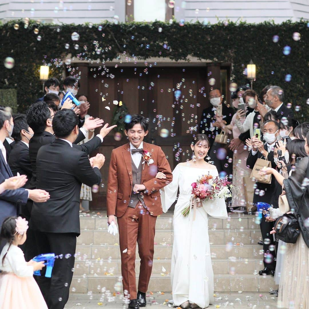 ラクラリエールさんのインスタグラム写真 - (ラクラリエールInstagram)「* ＼ 自分らしい結婚式で／  ゲスト様からの祝福のバブルシャワーで ロマンチックなお祝い↟⌂*  華やかな結婚式を演出することができます  あなたはどんなフラワーシャワーがしたいですか？ お気軽にラ・クラリエールまでご相談ください♪  HPでは写真や動画　実際の挙式の様子なども ご覧いただけます  また　フェア予約はHPがお得です！ ───────────────────── ▼プロフィールのURLからHPへ @laclairiere ───────────────────── #ふたりの未来も幸せにするウエディング #ラクラリエール #クラリエール #森の結婚式 #三橋の森  #ガーデンウエディング #ガーデン挙式  #レストランウエディング #チャペルウエディング #チャペル挙式 #ナチュラルウエディング  #式場選び #結婚式場選び #挙式準備 #家族結婚式 #関東結婚式場 #関東プレ花嫁 #埼玉プレ花嫁 #埼玉結婚式場 #ウエディングドレス選び  #こだわりの結婚式 #自分らしい結婚式 #ナチュラル結婚式 #ウエディングフェア  #ウエディングアイデア   #フラワーシャワー #バブルシャワー #みんなのウェディング #ウエディングレポ #披露宴演出」11月7日 17時15分 - laclairiere