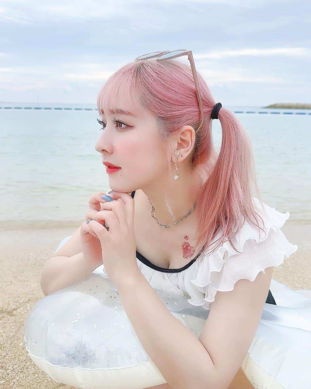 谷口夢奈さんのインスタグラム写真 - (谷口夢奈Instagram)「🌊 ⁡ ⁡ 10月末に海！ 沖縄は入れたんです😇🫶🏻 ⁡ でも轟ちゃんと私以外はほぼおらず、 浮かれてるのは私達だけでした😋 ⁡ じゃあもう映えまくろうということで 写真いっぱい撮ってもらった！ 轟ちゃん（@todoroki.sk）うますぎんか？？？？？？？ 盛れすぎて選定大変だったよ？？？？ ⁡ 水着は2種類持ってきてて、 こちらは海バージョン🩵 プール編も前ちらっと載せましたが ソロも載せよっと🫣 ⁡ 轟ちゃんが写真上手なの推します🙋🏼‍♀️🩷 ⁡ ⁡ ⁡ #サンセットビーチ #sunsetbeach #beach #沖縄 #沖縄旅行 #okinawa #okinawajapan #okinawatrip #ヘアアレンジ #ツインテール #ピンクヘアー #stylinghair #twintail #japanesegirl #ootd  #오키나와 #셀스타그램 #얼스타그램 #데일리룩 #오오티디」11月7日 18時00分 - yuna_tani