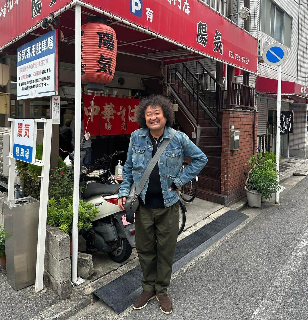 葉加瀬太郎のインスタグラム：「広島の大好きなラーメン🍜陽気に行ってきました〜 体中に沁み渡るスープで演奏がパワーアップしたかも。笑 広島2デイズ楽しかったね！  #葉加瀬太郎 #葉加瀬太郎コンサートツアー2023 #THESHOWTIME  #広島 #陽気」