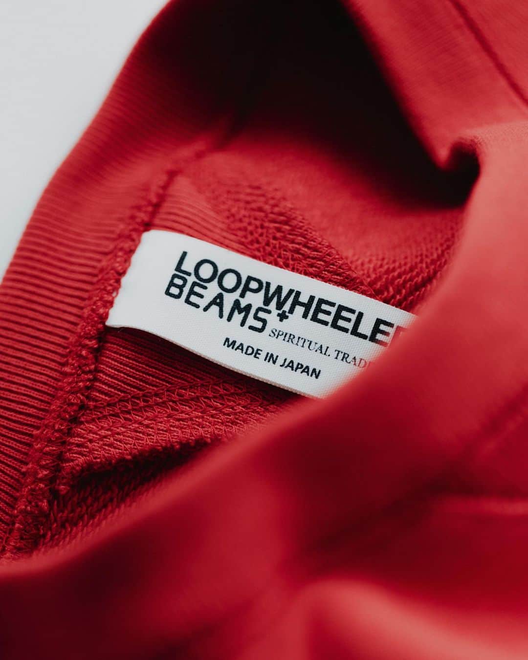 ビームスさんのインスタグラム写真 - (ビームスInstagram)「… LOOPWHEELER × BEAMS PLUS Now on Sale!!  @loopwheelerss @loopwheelersendagaya @beams_plus  昔ながらの吊り編み機が織りなす上質なスウェットシャツを製作し続けている〈LOOPWHEELER〉。  素材開発から共同で取り組んだ、〈BEAMS PLUS〉別注のスウェット、通称”LWスーパーヘビーウェイト”に新色のレッドが登場。 しっかりとした重み・ゆとりのある着心地で、洗い込むごとに風合いが増し長年着用できるアイテムです。 飽きのこないシンプルなデザインとクラシックな前後のVガゼットを取り入れたクルーネックスウェットとフードスウェットの2型を展開。  目を引くソリッドなカラーリングとミニマムなルックスは、まさに大人が着用したいスウェットアイテムに仕上がりました。  @beams_plus_harajuku @beams_plus_marunouchi #loopwheeler #beams #beamsplus #ループウィラー #ビームスプラス」11月7日 20時00分 - beams_official