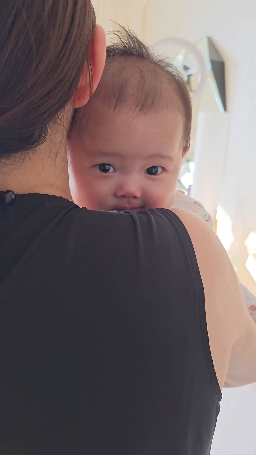 与沢翼のインスタグラム：「かわいいなぁ♡ 生後3か月と1週間になりました。」