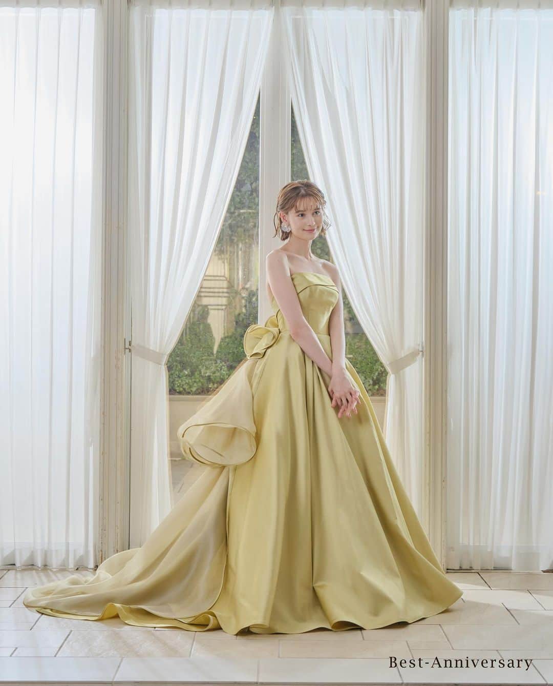 家族挙式さんのインスタグラム写真 - (家族挙式Instagram)「. バックシャンなゴールドドレスは 360度どの角度からでも 花嫁さまをより美しく魅せます*  サテン生地で上品さを出しながらも チュールのふんわりとした可愛らしさも 加わったトレンドの一着⸝⸝⸝♡ . -------------------- @kazoku_wedding をフォローして、 #家族挙式 でお写真を投稿してくださいね＊* ----------------------- . “家族挙式ベスト“なら 【挙式・衣裳・美容・写真】が含まれた プランが99,000円〜叶います＊ ▽予約はTOPのリンクから❁ >>> @kazoku_wedding  ------------------- #家族挙式 #ベストアニバーサリー #家族 #Family #bestanniversary #少人数婚#ウェディング #結婚式準備#結婚式 #フォトウェディング #プレ花嫁 #卒花#日本中のプレ花嫁さんと繋がりたい #花嫁#卒花嫁#国内挙式 #ウェディングドレス #プラコレ #DRESSY花嫁 #花嫁コーデ #花嫁コーディネート #花嫁衣裳 #ブライダル #ドレス選び #ドレス試着 #試着レポ #ゴールドドレス #大人花嫁 #オリジナルウェディング」11月7日 17時21分 - kazoku_wedding