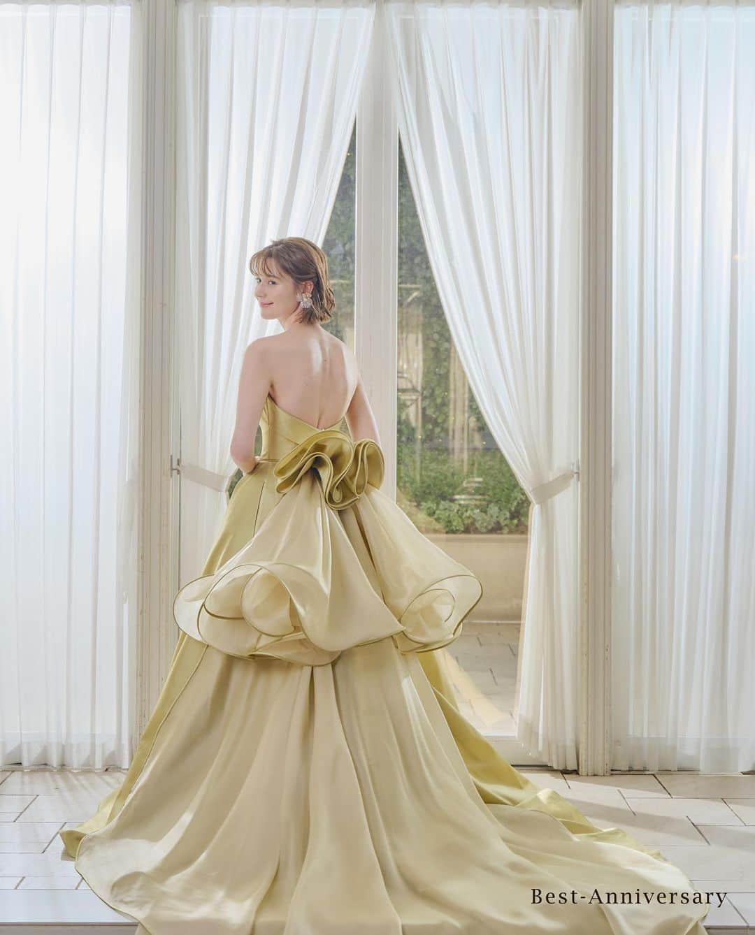 家族挙式さんのインスタグラム写真 - (家族挙式Instagram)「. バックシャンなゴールドドレスは 360度どの角度からでも 花嫁さまをより美しく魅せます*  サテン生地で上品さを出しながらも チュールのふんわりとした可愛らしさも 加わったトレンドの一着⸝⸝⸝♡ . -------------------- @kazoku_wedding をフォローして、 #家族挙式 でお写真を投稿してくださいね＊* ----------------------- . “家族挙式ベスト“なら 【挙式・衣裳・美容・写真】が含まれた プランが99,000円〜叶います＊ ▽予約はTOPのリンクから❁ >>> @kazoku_wedding  ------------------- #家族挙式 #ベストアニバーサリー #家族 #Family #bestanniversary #少人数婚#ウェディング #結婚式準備#結婚式 #フォトウェディング #プレ花嫁 #卒花#日本中のプレ花嫁さんと繋がりたい #花嫁#卒花嫁#国内挙式 #ウェディングドレス #プラコレ #DRESSY花嫁 #花嫁コーデ #花嫁コーディネート #花嫁衣裳 #ブライダル #ドレス選び #ドレス試着 #試着レポ #ゴールドドレス #大人花嫁 #オリジナルウェディング」11月7日 17時21分 - kazoku_wedding