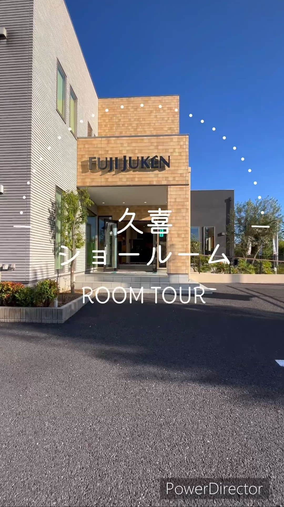 完全フル装備の家　富士住建のインスタグラム：「【富士住建 Room Tour 𖤣𖠿𖤣】  今回は…久喜ショールームをルームツアーで ご案内いたします‼️  玄関入ってすぐ見えるキッチンは、 トクラスのラウンド型キッチン🍳  アール型のラインが美しいキッチンです✨️  商談スペースはカフェのような素敵な空間☕️  キッチンだけでなくお風呂、玄関ドア、トイレなど実際みて体験もできます☝️  ぜひ久喜ショールームへお越しくださいませ🤗  〒346-0007  埼玉県久喜市久喜北１丁目９−２１ 0120-22-1086  富士住建では皆様の「しあわせな時と場所」を応援します😌   #富士住建 #戸建て #わくわくする家づくり #完全フル装備の家 #フル装備の家 #自由設計 #自由設計住宅 #標準仕様 #家づくりアイデア #注文住宅新築 #新築マイホーム #新築注文住宅  #おしゃれな家 #新築住宅  #日々の暮らしを楽しむ  #玄関 #ルームツアー #roomtour #ルームツアー動画 #ショールーム #久喜ショールーム #キッチン #トクラス #クリナップ #タカラスタンダード #お風呂 #toto #トイレ #玄関ドア #ykkap」