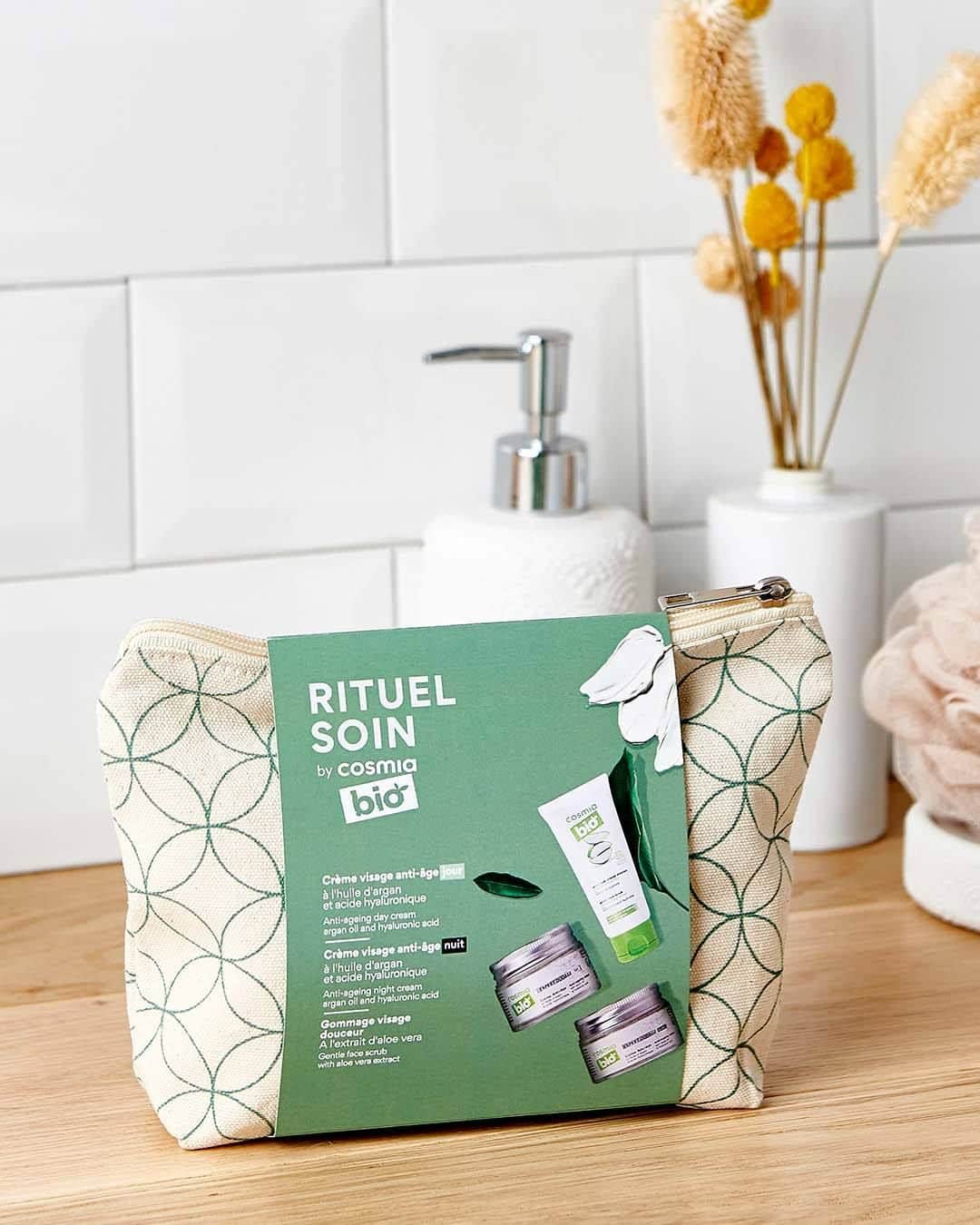auchan_franceのインスタグラム：「Pour finir l’année tout en beauté, découvrez notre trousse Cosmia bio✨,  Elle contient l’essentiel pour une routine visage 100% bio au top : une crème anti-âge jour et nuit  ainsi qu’un gommage douceur ☁️🪶  Pssst : en voilà une belle idée cadeau pour Noël 🎅  #Auchan #Cosmia #Beauté #Skincare」