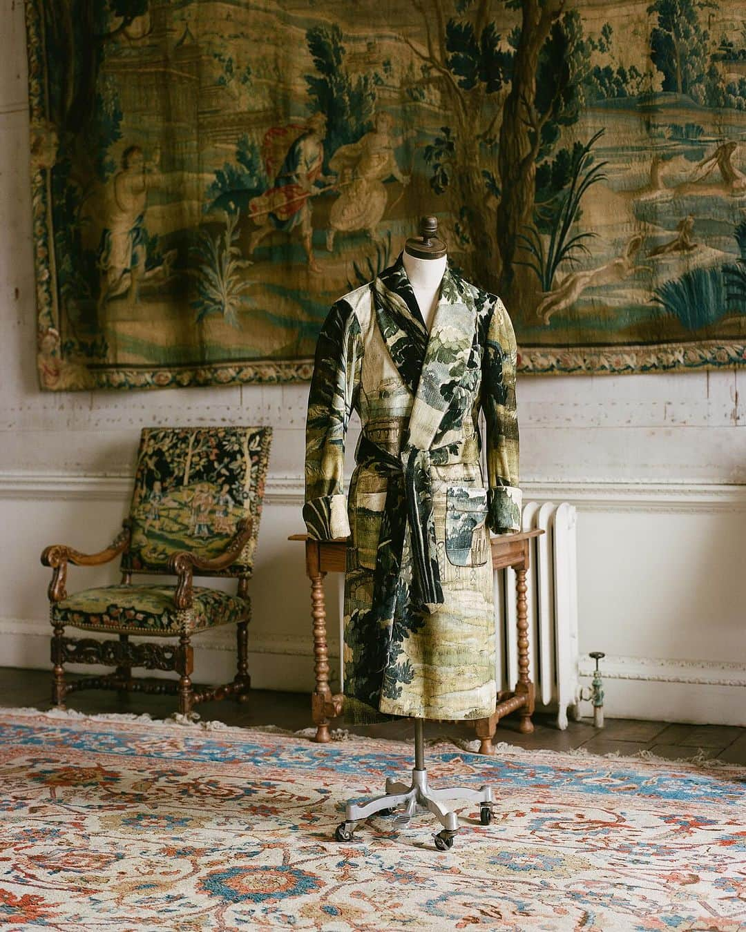 ニュー&リングウッドさんのインスタグラム写真 - (ニュー&リングウッドInstagram)「Made in cotton velvet from @watts1874 that meticulously captures the details and character of Wolterton Hall’s stunning Mid-17th Century tapestry, our Wolterton Dressing Gown turns history into a wearable art piece.」11月7日 17時24分 - newandlingwood