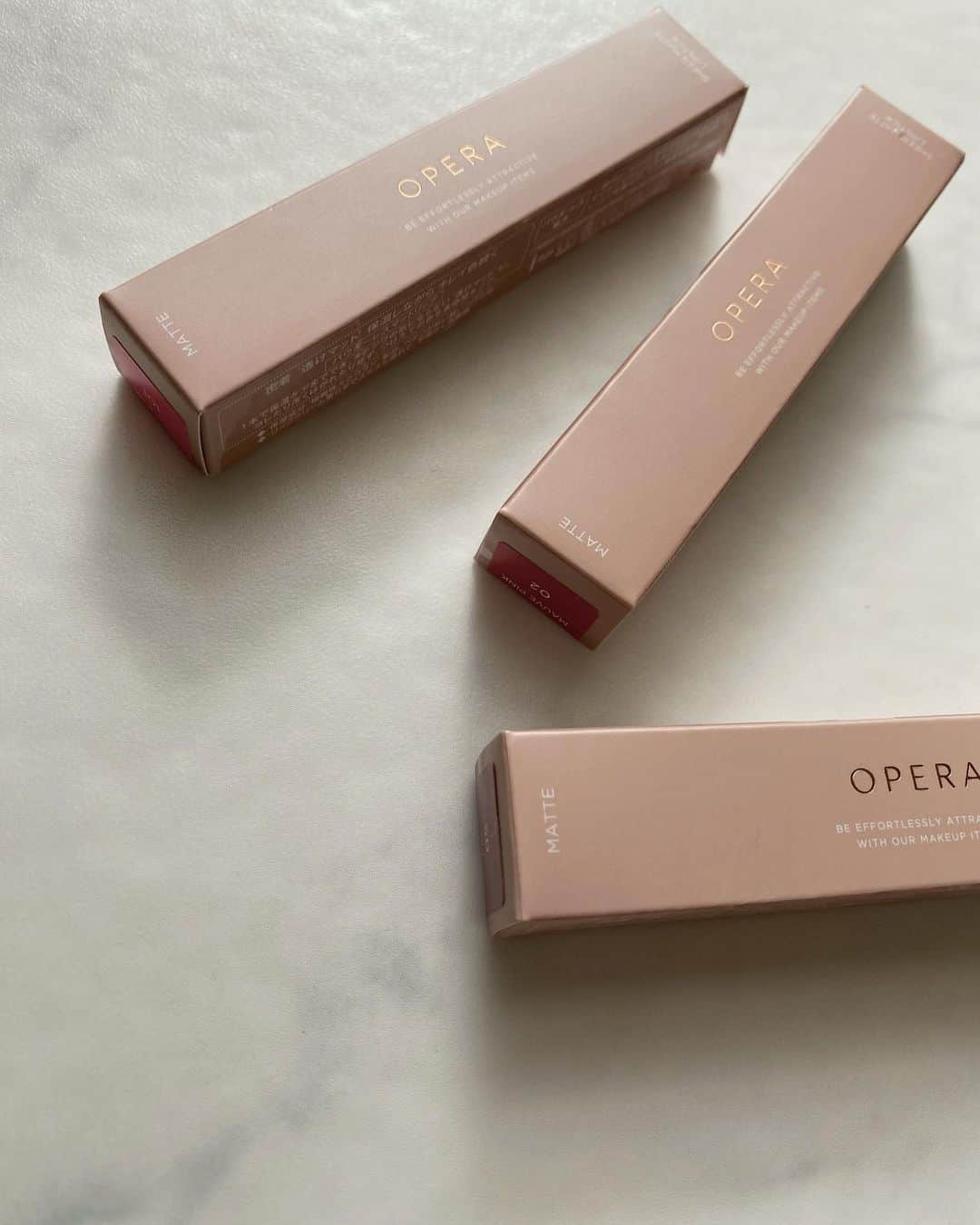 haruru0724さんのインスタグラム写真 - (haruru0724Instagram)「. OPERAの「シアーマットリップスティック」💄 @opera_cosmetics  シアーマットリップスティックは、 マットなのに透け感がある色づきの“透けマット”リップ。 唇をしっとり保湿し、あえて完璧なマットにせず、 じわっとした湿度感のある仕上がりを長時間キープしてくれる！  そんなシアーマットリップスティックから、 11/1に、限定色の“スパイシーピンク”が発売されたよ💕 彩度の高いピンクだけど、 透けマットだから絶妙なカラーで可愛い😍 甘くてスパイシーな青みピンク🩷  定番色ももちろん可愛い❣️ 02 モーヴピンクは、 ほんのりくすんだ青みピンク  05 フィグは、 ピンクニュアンスの深みレッド  どちらも使いやすいカラーだよ☺️🎵  限定色も定番色も、是非チェックしてみてね！ . . . #PR #OPERA #オペラ #operaリップ  #オペラリップ #シアーマットリップスティック  #リップ #リップスティック #口紅 #コスメ #コスメマニア #コスメオタク #コスメ好き #コスメレポ #コスメレビュー #コスメ紹介 #haruru0724_cosme」11月7日 17時25分 - haruru0724