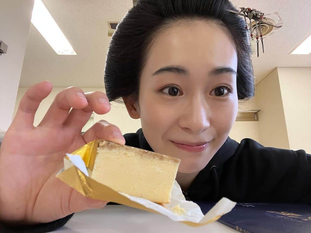 愛希れいかさんのインスタグラム写真 - (愛希れいかInstagram)「大奥 シーズン2  いよいよ今夜から"幕末編"すたーとです😊♡  ⚠️今日はニュースウオッチ９の放送時間拡大のため、大奥の放送時間が午後10:25〜11:10に変更になっています！！！ 尚、BS4Kでは予定通り22時放送です😌 宜しくお願い致します🤲  みてねーっ♡  #大奥 #シーズン2 #幕末編 #徳川家定  #写真は #休憩中楽屋にて #頂いた #チーズケーキ #おいしかった🥰」11月7日 17時36分 - manakireika_official