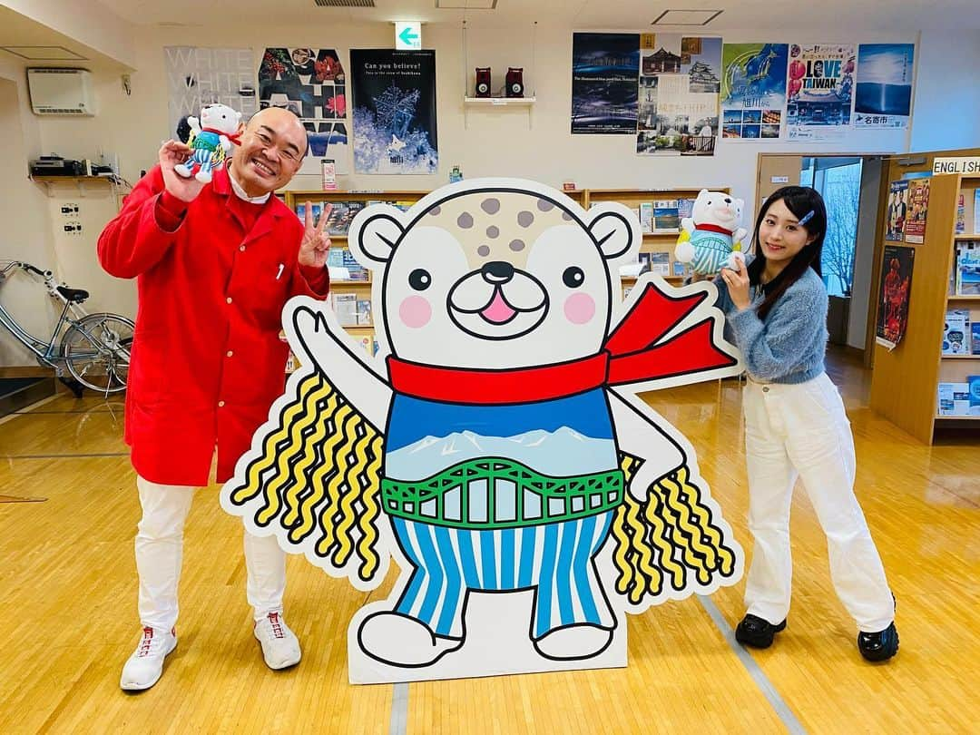 かねきよ勝則さんのインスタグラム写真 - (かねきよ勝則Instagram)「旭川演芸祭のお礼回りで旭川買物公園周辺を行ったり来たりしていたら、同じ旭川観光大使の坂口渚沙さんとお会いしました😄  全く大きさが違う😂  #旭川観光大使 #坂口渚沙 #新宿カウボーイ #かねきよ」11月7日 17時36分 - shinjyukucowboy_kanekiyo