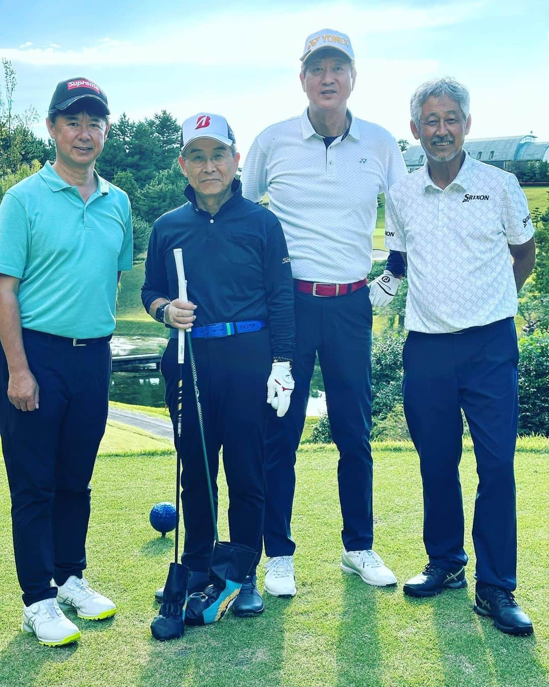 金石昭人のインスタグラム：「カネやんゴルフ⛳️ 今日はいつもお世話になってる 巴山会長とプロゴルファーの 渡辺司さん西川哲ちゃんと 東京よみうりカントリーでプレイ 午前は雷⚡️強風🌬️雨☂️ 午後からはピーカン 桜🌸も咲いてました 楽しい😀ゴルフ⛳️でレッスンもあり又練習するぞー プロのショットは見てるだけで楽しいねぇ 有難う有難う どや  #カネやんゴルフ #カネやんファミリー #巴山会長 #渡辺司プロ  #西川哲プロ  #よみうりカントリークラブ  #どや」