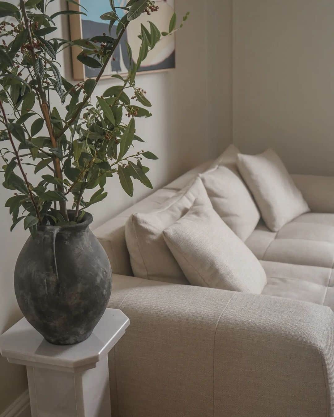 のインスタグラム：「20% off on all made to order pieces on @sofadotcom! Link in Stories 💁🏻‍♀️」