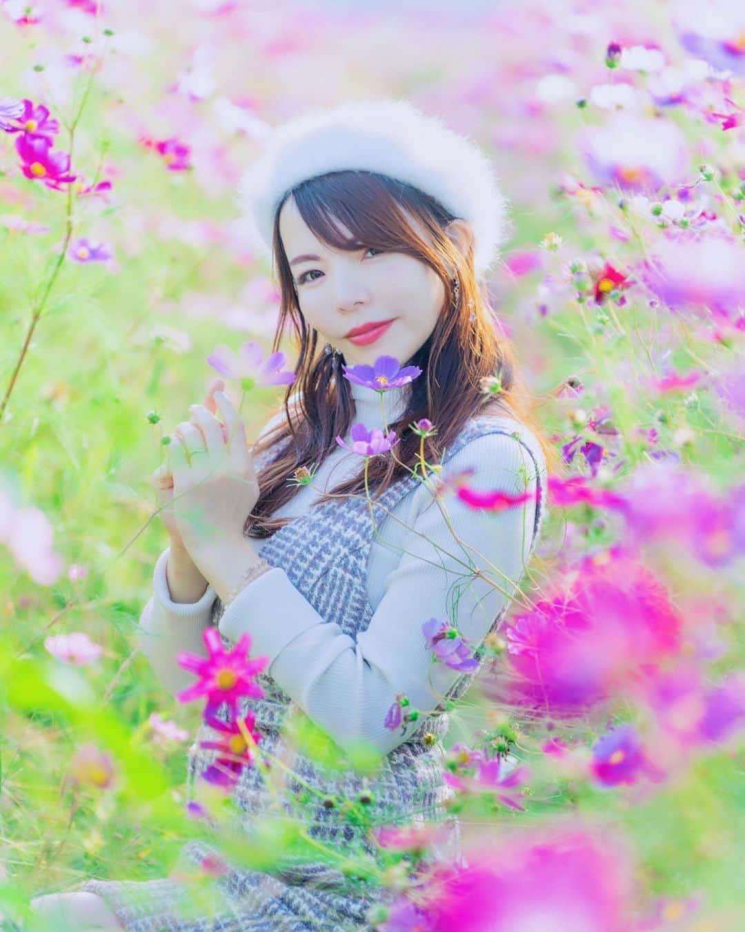 Mikaさんのインスタグラム写真 - (MikaInstagram)「『秋桜』  益子コスモス祭り♡ 天国かと思った- ̗̀ ( ˶'ᵕ'˶) ̖́-   🌸🌸🌸  ・ ・ ・ photo by @goxoxoxo  model @mika_portrait  ・ ・ ・ ・ follow me💋  #美花展 #益子コスモス畑  #秋桜ポートレート #秋桜が好き  #秋桜畑 #秋コーデ  #誰かの記憶に残る写真 #カメラ好きな人と繋がりたい #ファインダー越しの私の世界 #ポトレファン倶楽部 #被写体モデル #その瞬間は永遠の思い出 #みんなのフォト #ポトレ女子 #撮影依頼募集中 #jp_portrait部 #japanesegirl #asianbeauty #love_camera_club #jp_portrait #jp_portrait_collection #global_ladies #photo_shorttrip #_lovely_weekend #portraitfestival #portraitinlove #portrait_mood #exclusive_world_portrait  #instagood #instagramjapan」11月7日 17時35分 - mika_portrait