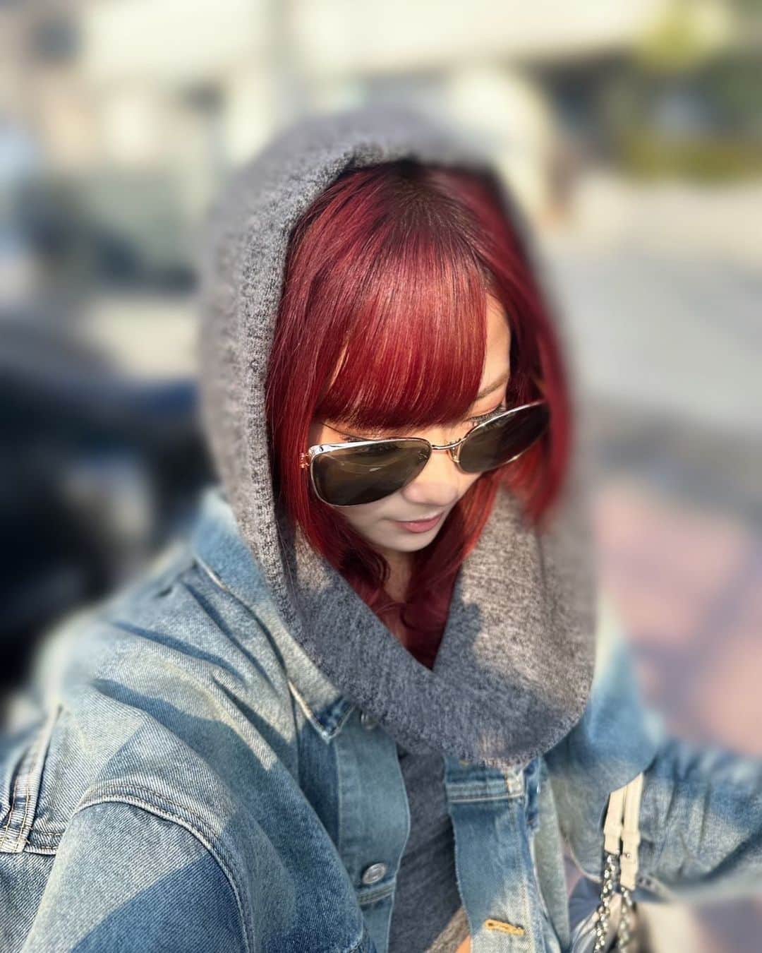あみかのインスタグラム：「赤にしました〜^^ 2年ぶりくらいの派手髪どう？！？！」