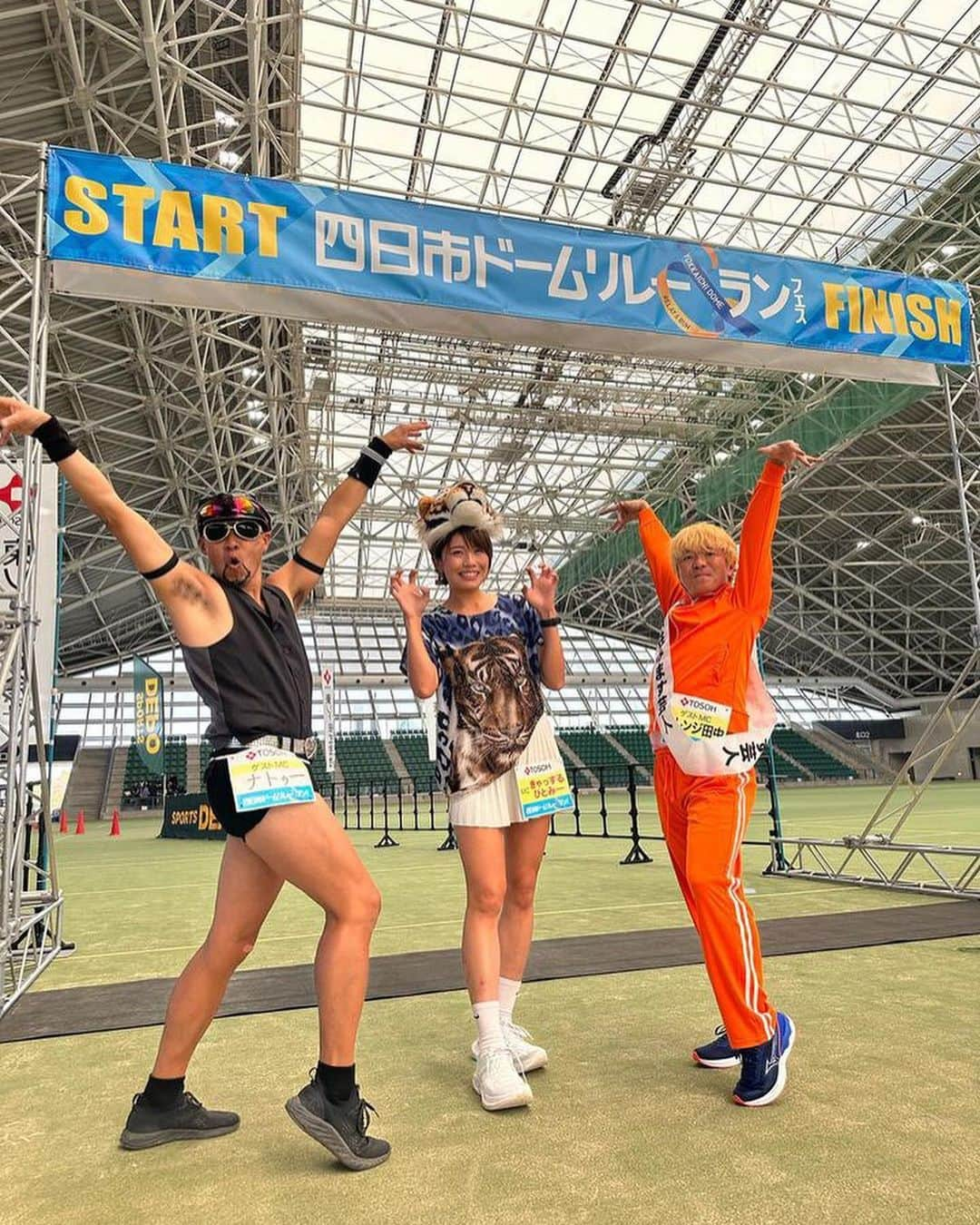 きゃっするひとみーさんのインスタグラム写真 - (きゃっするひとみーInstagram)「第一回四日市ドームリレーランフェス✌️✌️✌️ 写真おかしくてあげなおします😭😭😭  今回はMC🎤として参加してきました。 初めて降り立ったかも？！な四日市！めちゃくちゃ綺麗な四日市ドームに、四日市コンビナート！！！！ テニスがメインで使われるとのことでしたが、雨でも暑い時でも万能な四日市ドームすごいよかったー☺️ そして名古屋駅から向かってる時に全日本大学駅伝のコースも通れた✌️  リレーマラソン、ハーフマラソン、クォーターマラソン、キッズラン、ファミリーランとたくさんの皆さんに参加してもらえたこの大会😊✨  ゲストで吉本興業で芸人さんでウルトラマラソン最速？！のオレンジ田中さん、500円以下でみんなを笑顔にする？！笑 なとぅーさんも来てて賑やかでした😂 大会中に4回お色直しって😂😂😂 この2人に負けないようにとりあえず派手にしていったけど、足らんかったな。笑  前日はPBアシストハーフマラソンの事前イベントとして、スポーツデポmozoワンダーシティ店で店員させていただきました☺️✨ いろんなスポーツデポいきましたが、改装されて間もないこともあり、めちゃくちゃに綺麗で品揃えすごかった😂 お近くの方、ぜひスポーツデポmozoワンダーシティ店へ✌️  店員イベント終わってからは、名古屋在住のラン友さんたちに素敵なお店と素敵な会社さんをお繋ぎいただき🙏 豊田市の焼肉太翔さんへ❤️❤️ ３日に娘たちが🏀で頑張ってて夜ご飯リクエスト焼肉やったけど、太翔さんで美味しく食べるために1人お刺身たべてた😂 オーナーさんもフルマラソンをされてるし、店長は元グランパスの杉本恵太さん！！！ おいしかったー😭🫶🫶🫶  @runcolle  ランコレクション主催のPBアシストハーフマラソン、いよいよ11/12の名古屋大会が最後😭 もし！！出たい！！という方がおられたら、ぜひメッセージください！ 11/11は私と岐阜城を走るイベントもありますよ☺️☺️  #四日市ドーム #四日市ドームリレーマラソン  #四日市ドームリレーランフェス #四日市  #四日市コンビナート  #全日本大学駅伝 #きゃっするひとみー  #オレンジ田中 #コスプレ #コスプレイヤー  #リレーマラソン #マラソン #ランニング #ランニング女子」11月7日 17時45分 - takaxjumppp