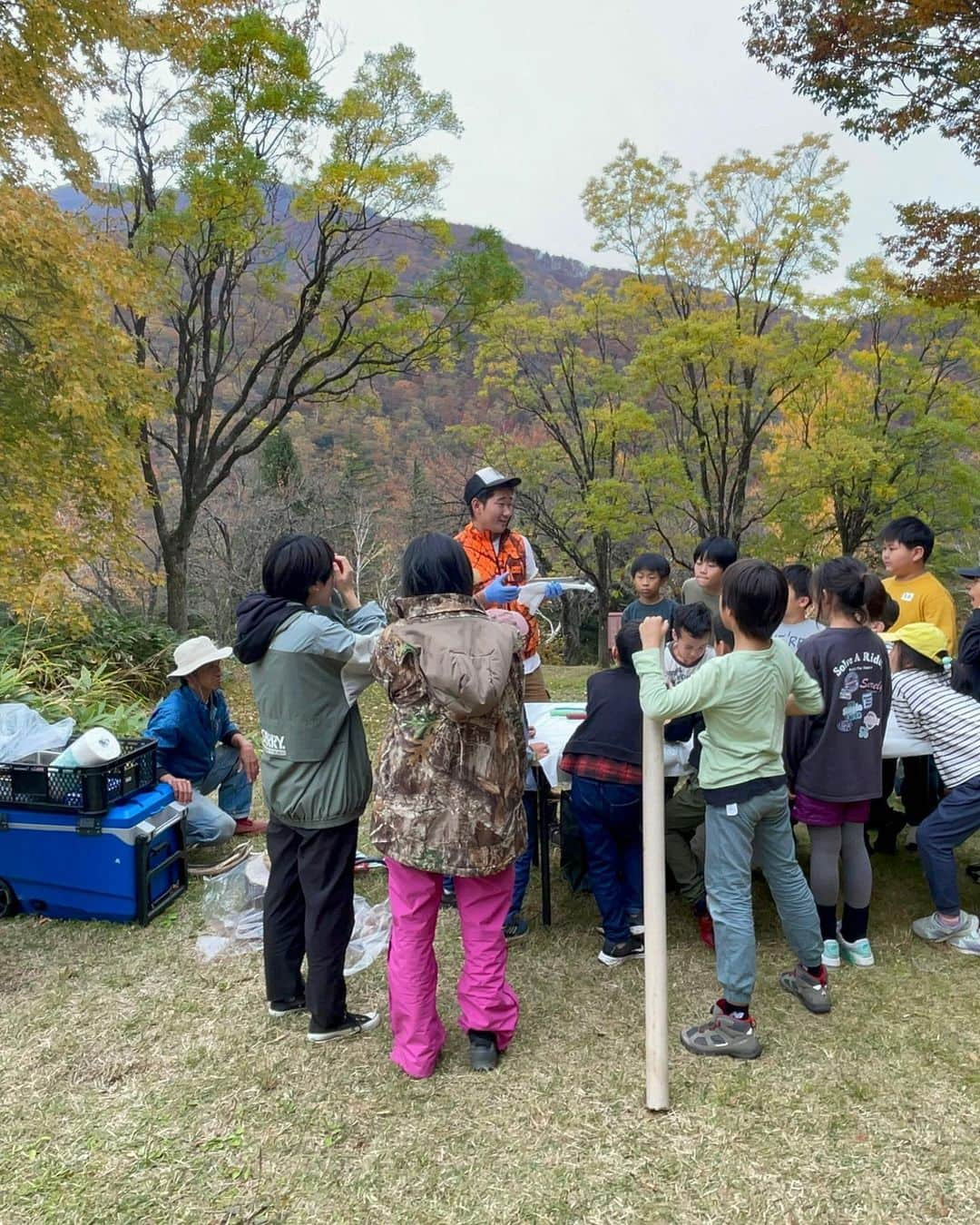 畠山健介さんのインスタグラム写真 - (畠山健介Instagram)「「とやま・こども・みらい予備校」  第3回目、終了☑️ 大長谷の方々、ご協力頂いた方々、場所、天候、山の生き物達の恵みのおかげで、 奇跡の回となりました！本当にありがとうございます。 感謝です！  第3回目のテーマは「狩り・火」 再現性が極めて低い奇跡回。再現出来るように精進します。  2023年はこれにて休校。 次回は2024年2月。次回が年度内最後のプログラムになります！  ご協力、ご協賛頂いた皆さま 本当にありがとうございます！ 引き続き宜しくお願い致します🙇  #富山県 #富山市 #大長谷  #AmazingToyama #とやまこどもみらい予備校 #狩り #火 #山の恵み  #石黒さん #大場さん #大レジェンド #熊 #小猪 #焚火 #ピザ #pizza #ラグビー #rugby」11月7日 17時39分 - hatake03