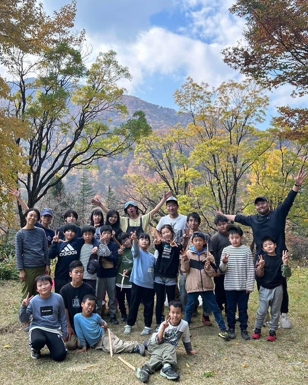 畠山健介さんのインスタグラム写真 - (畠山健介Instagram)「「とやま・こども・みらい予備校」  第3回目、終了☑️ 大長谷の方々、ご協力頂いた方々、場所、天候、山の生き物達の恵みのおかげで、 奇跡の回となりました！本当にありがとうございます。 感謝です！  第3回目のテーマは「狩り・火」 再現性が極めて低い奇跡回。再現出来るように精進します。  2023年はこれにて休校。 次回は2024年2月。次回が年度内最後のプログラムになります！  ご協力、ご協賛頂いた皆さま 本当にありがとうございます！ 引き続き宜しくお願い致します🙇  #富山県 #富山市 #大長谷  #AmazingToyama #とやまこどもみらい予備校 #狩り #火 #山の恵み  #石黒さん #大場さん #大レジェンド #熊 #小猪 #焚火 #ピザ #pizza #ラグビー #rugby」11月7日 17時39分 - hatake03