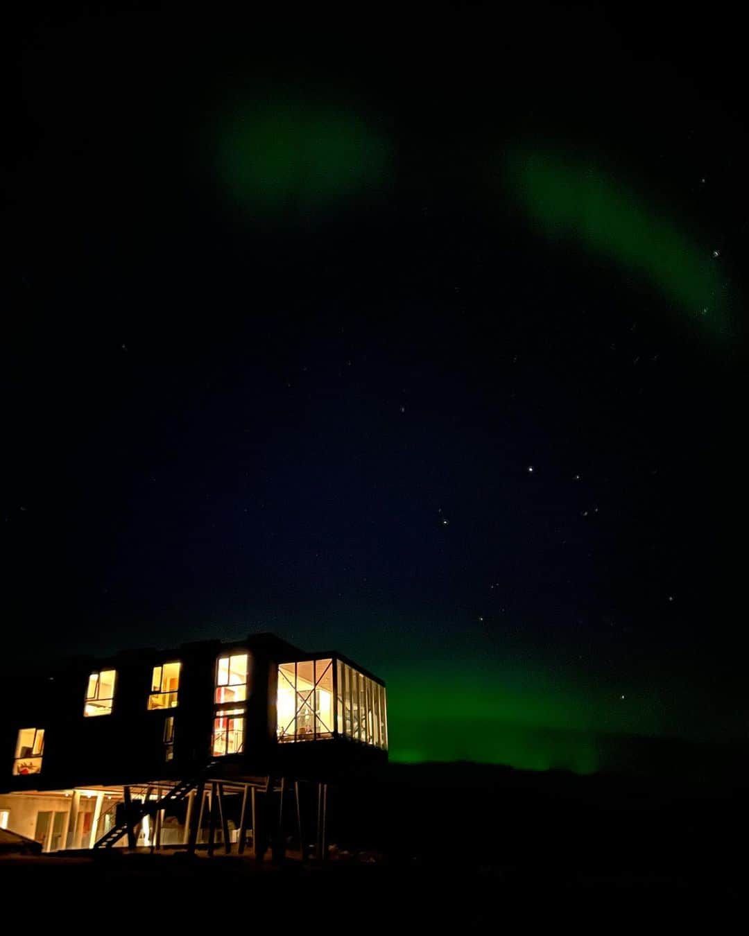 柴田紗希さんのインスタグラム写真 - (柴田紗希Instagram)「アイスランド一周ひとり旅🇮🇸 初日と最後の日はホテルに宿泊しました。  初日は 🚩ION a Adventure Hotel 　レイキャビークからだいたい1時間くらいかな🚗  しほさんが何年か前に投稿してて素敵だなぁと思ってたけど まさかアイスランドだったとは！← @shiho_takechi   そして、アイスランドをたくさんレコメンドしてくれた ゆりえちゃん夫婦も宿泊したと聞いてここは泊まるぞ♡と♡ @yuriexx67  ラッキーだったらホテルの露天風呂からオーロラが見えるよっと聞いてたりもしたんだけど、、、  本当に露天風呂からオーロラが見れた！✨ (しかも貸し切り状態でひとり贅沢に。。。)  ここ、どこ？地球？てなるよーな 広大な場所に位置するアドベンチャーホテル。 お部屋の窓からの景色は朝も夜も絵画だったよ🖼️  旅の初日、まるで、アイスランドさんが、 素敵な旅になりますよーにー！ と言ってくれてる気分になるすばらしい時間でした。  #iceland #ionadventurehotel」11月7日 17時39分 - shibasaaki