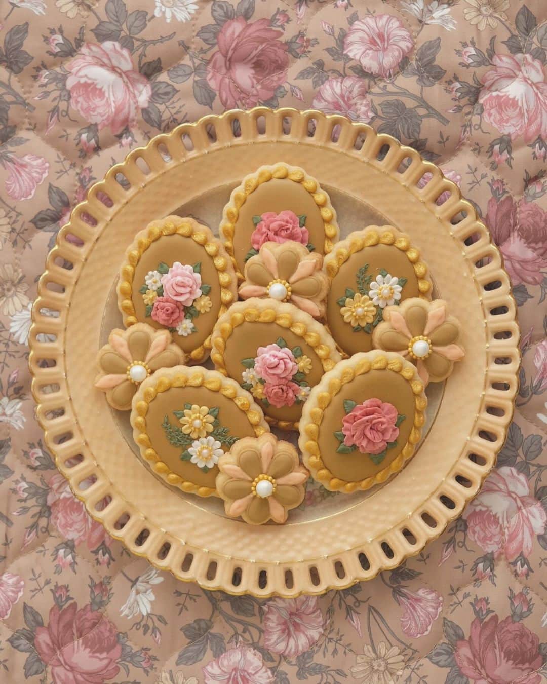 KUNIKAのインスタグラム：「Petit rose cameo cookies inspired by @carolina_glaser 's flower coat, designed by @_x_meg_x_ . 🤎  #carolinaglaser #pr」