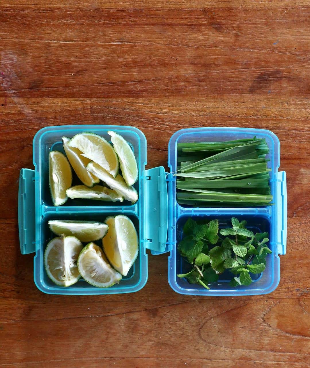 村上萌さんのインスタグラム写真 - (村上萌Instagram)「天気の良い日曜日の朝、寝起きの娘が開口一番に「ピクニックしよっか」と誘ってくれるほど、ピクニック番長と呼ばれた女(😇)の血が受け継がれているもよう。  冷蔵庫にあった野菜とパンを詰めて、現地でサンドイッチを完成させるスタイル🥪  世界では110ヵ国以上で展開されているニュージーランド生まれの @sistema_jp が、日本にも上陸したので、LunchとTO GOのシリーズを近所の公園で使わせてもらいました。  水拭きで消せるマーカーで仕上げまでしてもらうと、子どもの達成感はマックスに👸電子レンジも冷凍も可能で、食洗機でも使えるのも◎庭のハーブ類や柑橘の冷蔵庫ストックにも便利でした。  この気候があと半年くらい続くと幸せなのだけど🥹   #PR #sistema #システマ #保存容器 #ランチボックス #コンテナ #タッパー #picnic #せっかくなら精神」11月7日 19時45分 - moemurakami_