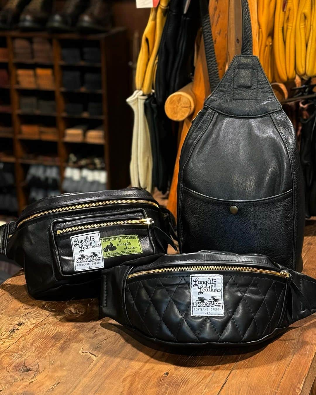 ウェスコのインスタグラム：「▼New Arrival & Restock!!  Langlitz Leathers "Outside Pocket Hip Hugger"と"Padded Inside Pocket Hip Hugger"が新たに入荷しました！ 小ぶりながらも収納力に優れており、年中愛用できるアイテムなので存分に経年変化を楽しんでいただけます。 更に、一度着用した方の大半がリピーターとなっている"Bikers Socks"も2色共に再入荷しています！ WESCO JAPAN大阪本店、オンラインショップにて販売しております。  WESCO JAPAN大阪本店はLanglitz Leathersの正規代理店です。 バッグなど小物以外にもレザージャケットやパンツなどの販売は勿論、採寸からカスタムオーダーも承っています。 なかなか見ることのできない貴重なヴィンテージ(古いモノだと50年代前後！)も展示しています。興味のある方は是非一度ご相談ください。  #langlitzleathers #1947 #portland #oregon #usa #madeinusa #handmade #motorcycle #wescojapan #wescoosaka」