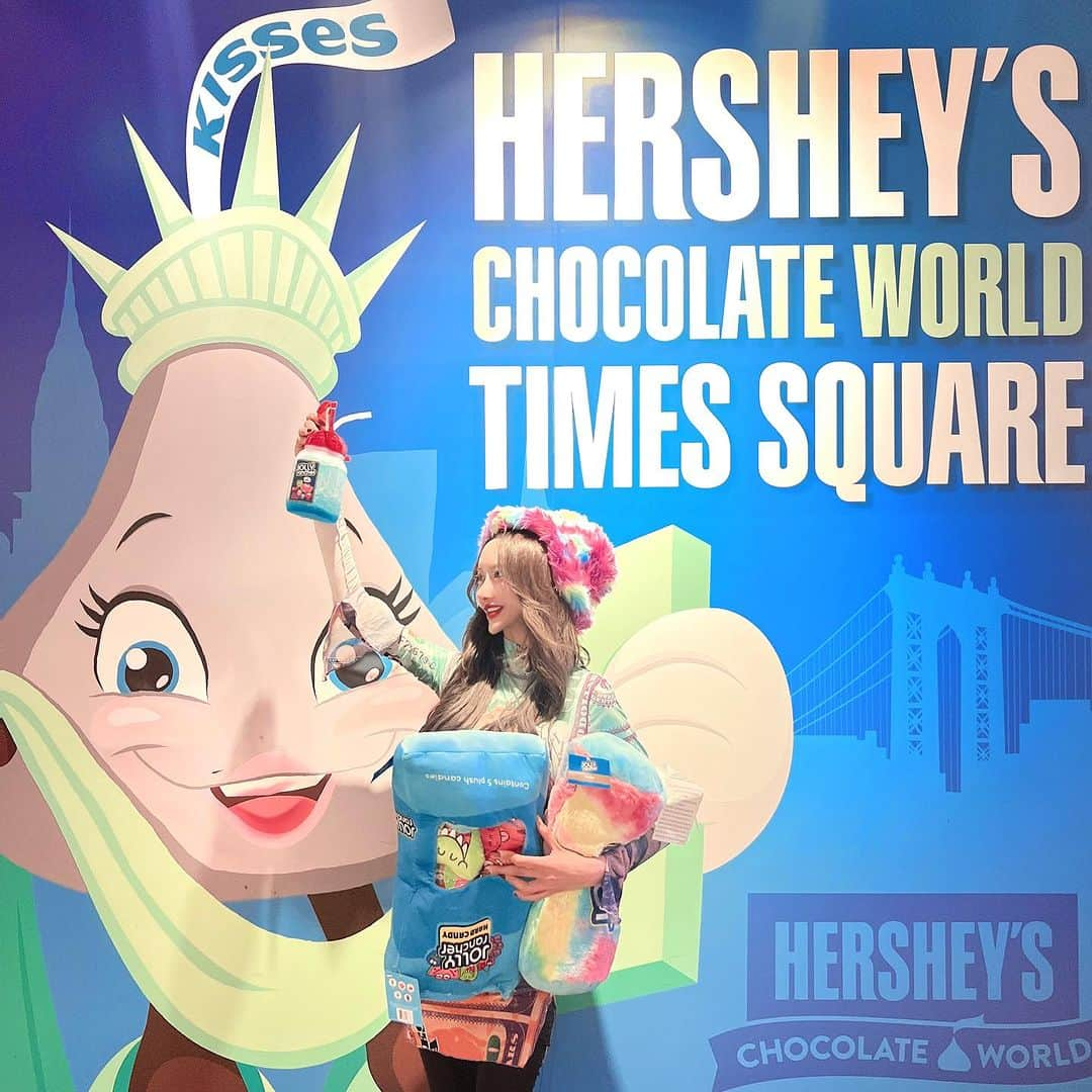 MARIのインスタグラム：「amazing hershey's world🗽🍫🫶💓💓  手に取ったもの片っ端から買っちゃう🤣🤣 もーぜんぶかわいい！🥹🫶✨✨」