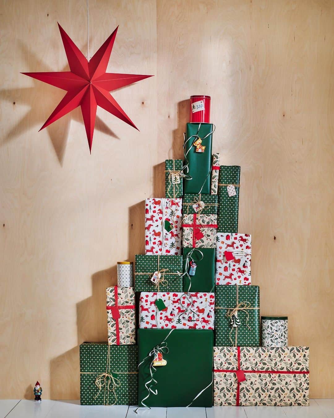 ELLE DECOR JAPANさんのインスタグラム写真 - (ELLE DECOR JAPANInstagram)「「イケア」のクリスマスコレクションはもうチェックした？🎄🎅  北欧の民間伝承と手工芸からインスピレーションを得た“VINTERFINT／ヴィンテルフィント 2023”と、クリスマスを明るく楽しく彩ってくれる“STRÅLA／ストローラ”から、手軽にクリスマスを感じられる小物をはじめ、本格的なパーティーで大活躍するデコレーショングッズが登場。  「エル・デコ」デジタルでは、全42アイテムを一気に紹介しているので、気になるアイテムをチェックして、いち早くクリスマスの準備を始めよう！  #IKEA #イケア #クリスマスグッズ  #クリスマスアイテム #クリスマス準備 #christmas #イケアのクリスマス #クリスマス購入品 #クリスマスツリー #オーナメント #インテリア好き #クリスマスインテリア」11月10日 19時05分 - elledecorjapan