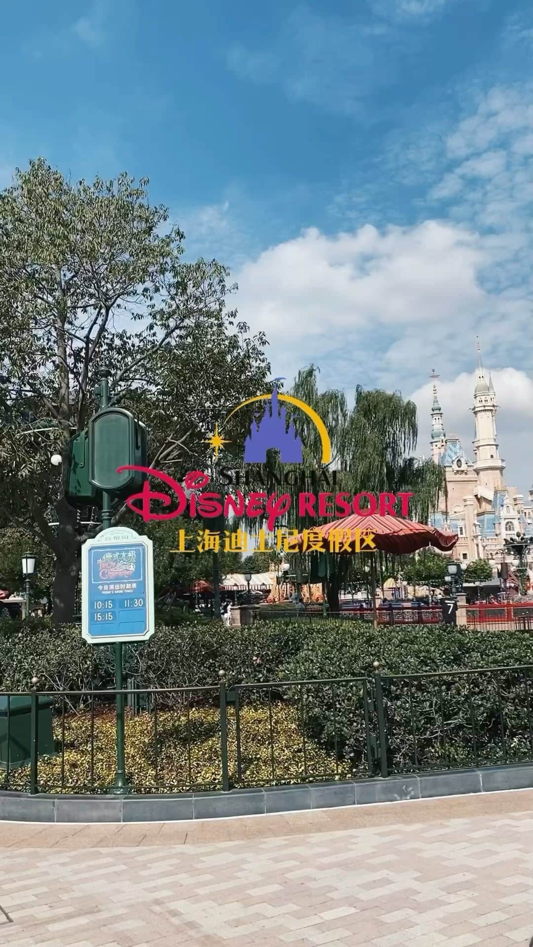 ソニア・ナタリアのインスタグラム：「A day spent at Disneyland is my favorite day ❤️」