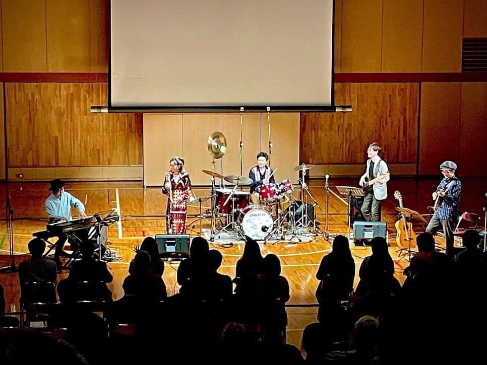 島田奈央子さんのインスタグラム写真 - (島田奈央子Instagram)「一昨日に行われた、学園祭でのライブ。学生さん、地元の方、遠くからもいらっしゃって大変盛り上がりました！  この大学の学園祭の生演奏は初めての事で、打ち合わせから色々と話し合って、決めていきました。  ダイナミックでアドリブの楽しさも味わえるジャズスピリットと、キャッチーで美しいメロディの平井景さんオリジナル曲に包まれ、初めて耳にしたお客さんからも大きな拍手を頂きました！  学園祭という事自体、暫くご縁がなかったけれど、活気のあるエネルギーはパワーを頂けますね。  ここ数年、コロナで縮小ムードだったのが、やっとやりたい事が出来るようになったと、事務局員の方も仰ってました。 これから、ますます学校行事が増えますこと、心から願っています。 そして、もっと沢山の方に生演奏の良さを味わってもらいたいです。  お越し頂きました皆さま、有難うございました。  平井景スペシャル@東京有明医療大学  平井景drs& composed 山崎千裕trumpet 越田太郎丸guitar 光田健一keyboard 田中晋吾base」11月7日 17時54分 - nao_somethingjazzy