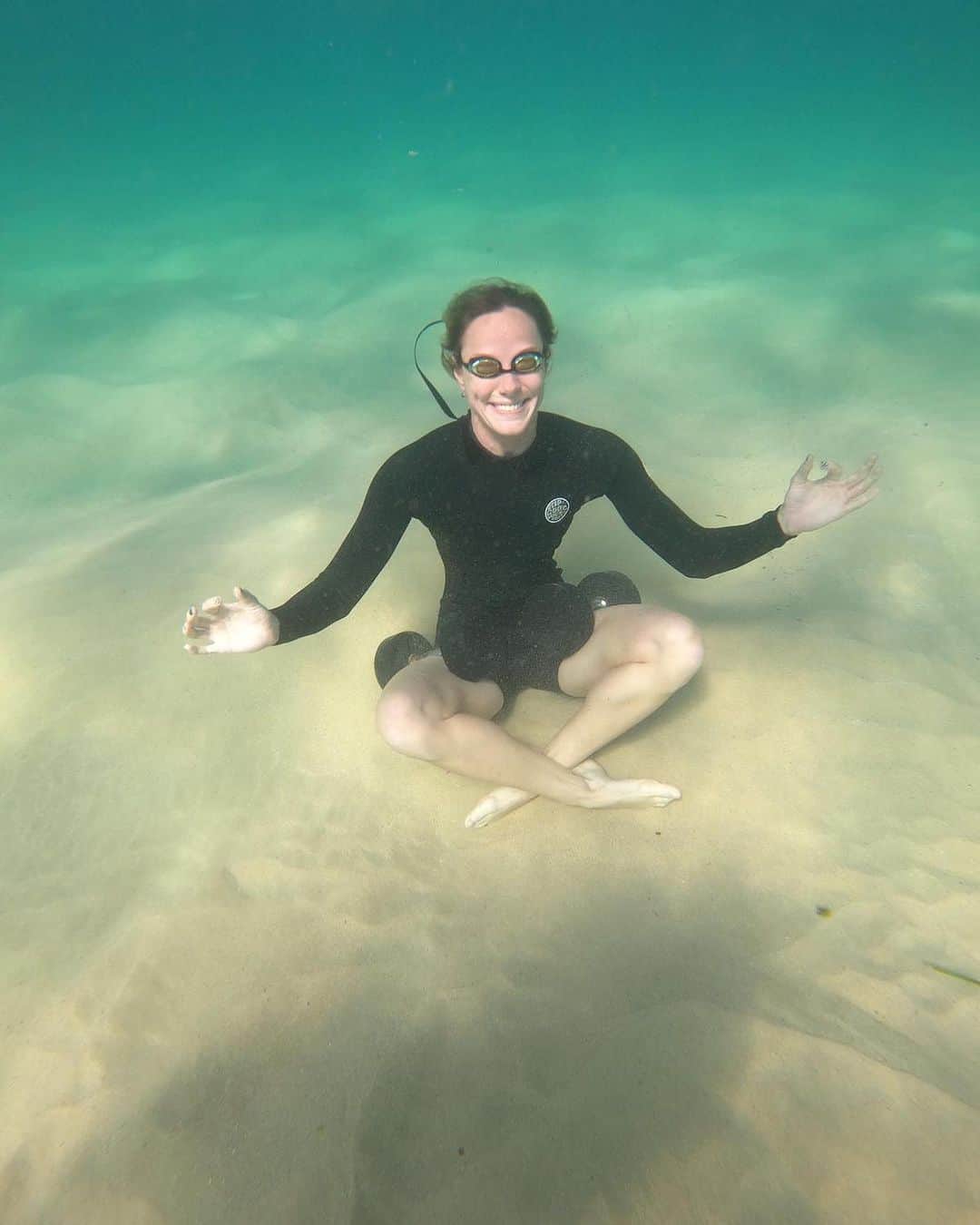 ブロンテ・キャンベルのインスタグラム：「Underwater, holding breath, relaxing 😁✌️」