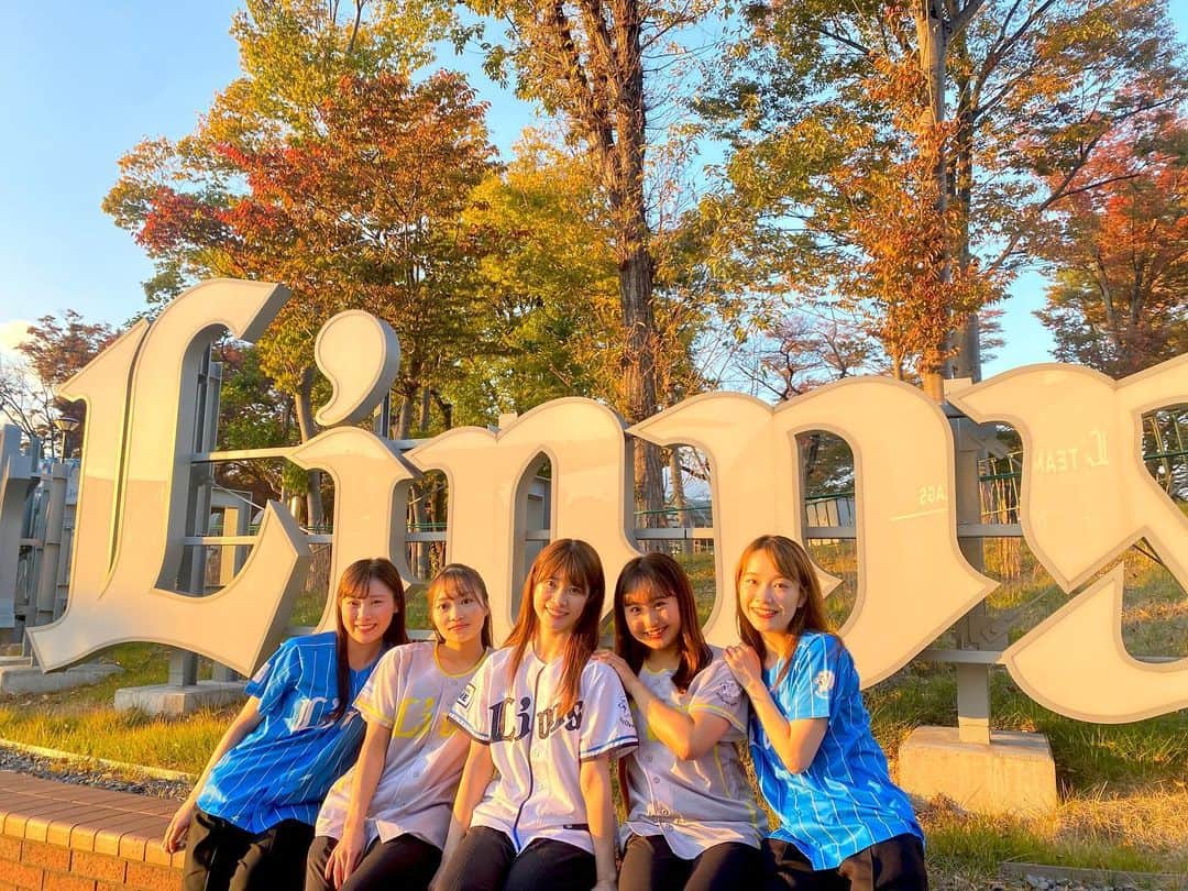 ブルーレジェンズのインスタグラム：「11月のベルーナドーム🍁 ある日のリハーサル後に♩ 夕陽が綺麗だったので皆様にもおすそ分け❣️  11/26(日)はライオンズサンクスフェスタ！たくさんのご来場をお待ちしています😊 今年のPerformers Live showもお楽しみに💕  #bluelegends #seibulions #埼玉西武ライオンズ」