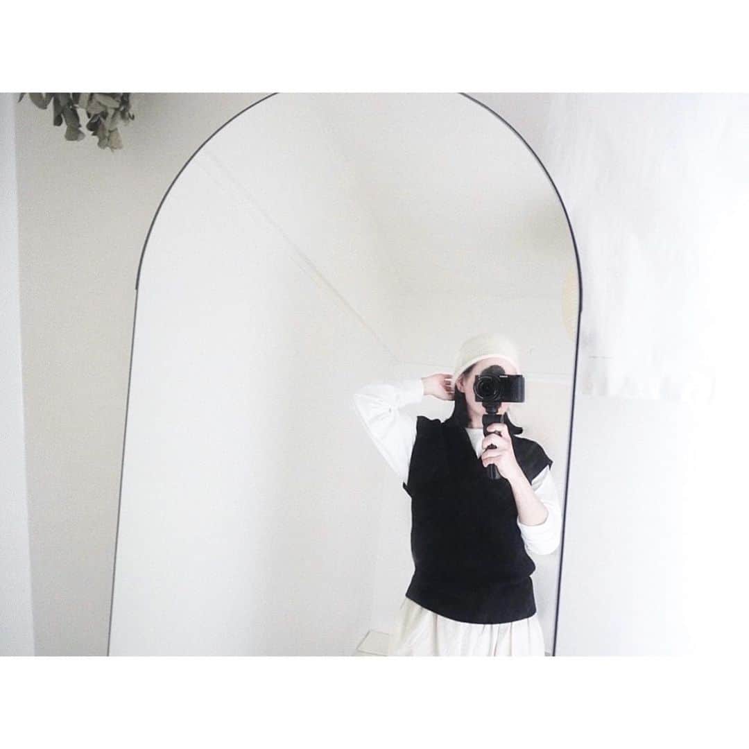 ito no otoのインスタグラム：「𓆇 ..  yoliさんのニット帽 とても素敵で可愛いんですが 私が被ると似合わない気がして...  やっと被ってお出掛けしてみました。  冬はいつも帽子を被るので 今年もたくさん愛用したい。  @hiromiumiu2 さんと 久しぶりにゆっくり会えた！ 喋り倒したのにまだ足りないけど、笑。 本当に美しくて可愛い人。 nootoのアクセサリーも愛用してくれていて 本当に嬉しい。 いつもたくさんありがとう。  @muff___muffin_sho さんに 今年最後の追加アクセサリーを納品いたしました。 11月いっぱいまで置かせていただきますので よろしくお願いいたします。  -- #yoli#ニット帽#帽子#日々#カフェランチ」