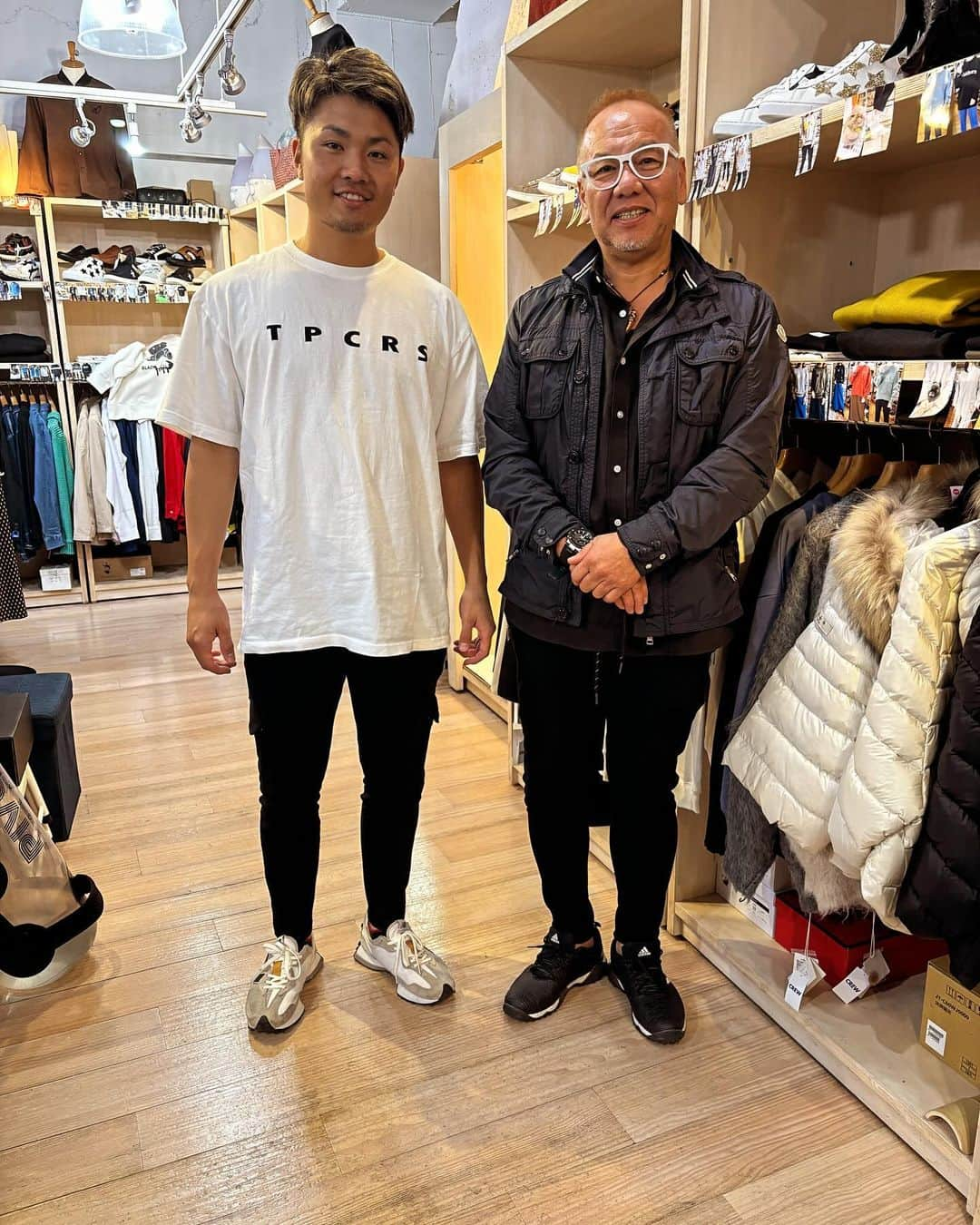 溝脇隼人のインスタグラム：「いつもお世話になってる衣料品店CREWさんです😆 ずーっと前から通ってます👍 着てる服もここのお店のものです🤩 皆さんも是非行ってみてください！  #CREW#山手店#洋服#セレクトショップ」