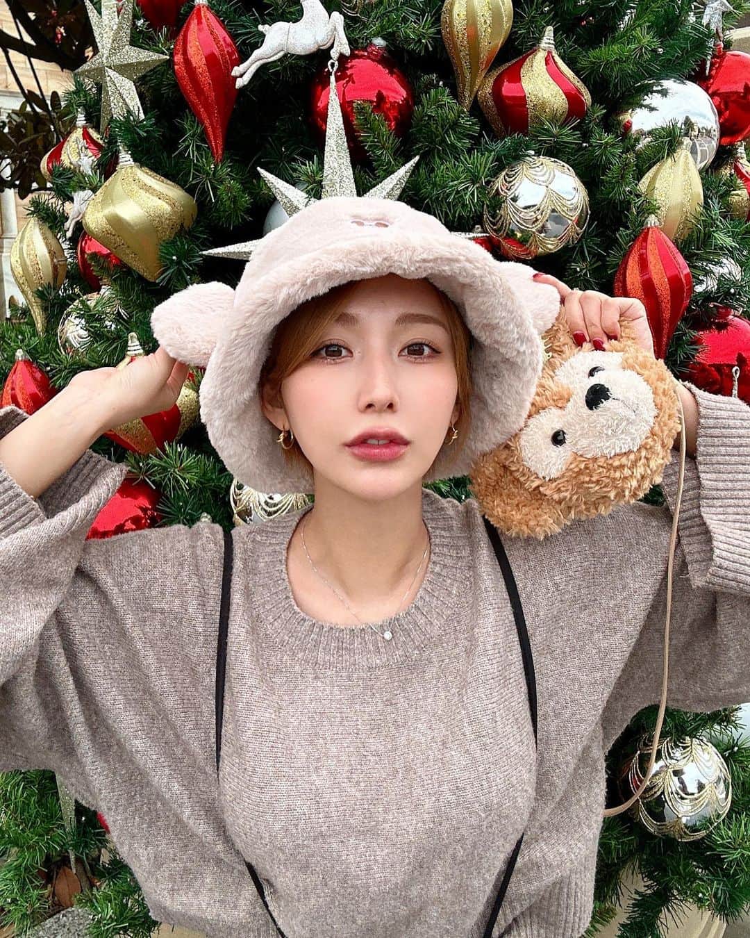 ナナのインスタグラム：「. ランドよりシーが好きなんだな ダッフィー帽子に一目惚れしたんだけど 家に帰ったらアルさんの巣となりました  ほぼ食べ歩いて早々に退散させてもらいました🙇 #人混み苦手 . #東京ディズニーシー#tokyodisneysea #disnysea#ディズニーシー #クリスマス#クリスマスツリー #気持ちはダッフィー #マーメイドラグーンのシーフードチャウダー美味しいよ」