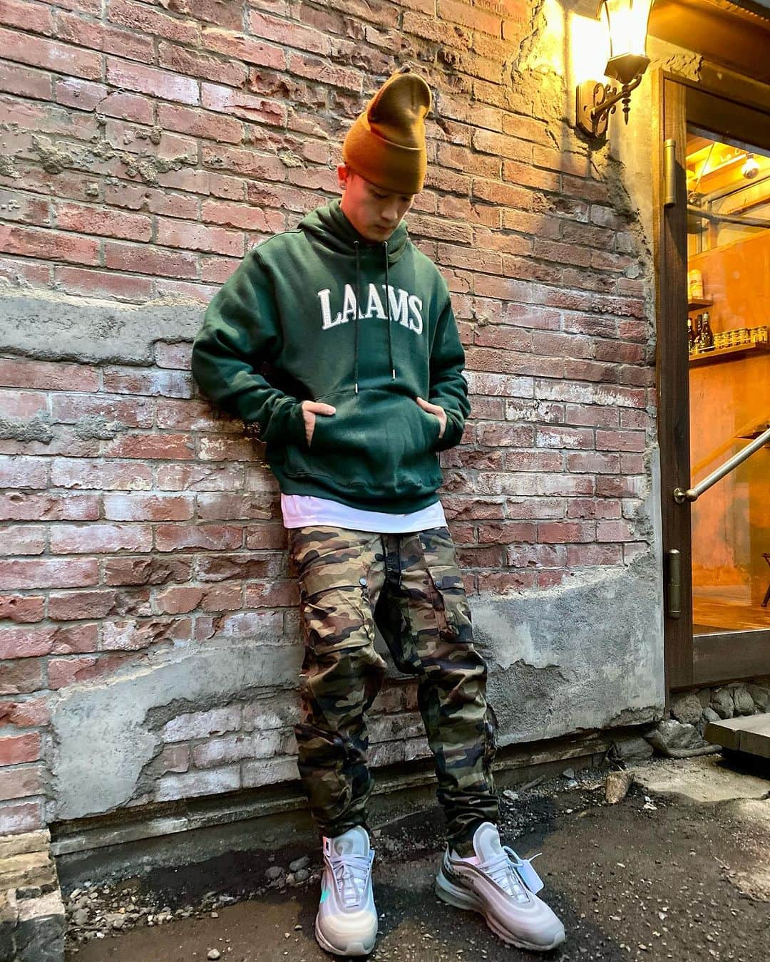 GROW AROUNDさんのインスタグラム写真 - (GROW AROUNDInstagram)「UNDRTD CARGO PANTS   ユーティリティポケットを施したカーゴジョガーパンツになります💁‍♂️  ウエストをゴムで調節可能です👍  CAMOとBLACKの2色展開です✨  WEBUPも完了しております✅  #growaroundnewarrivals」11月7日 17時50分 - growaround