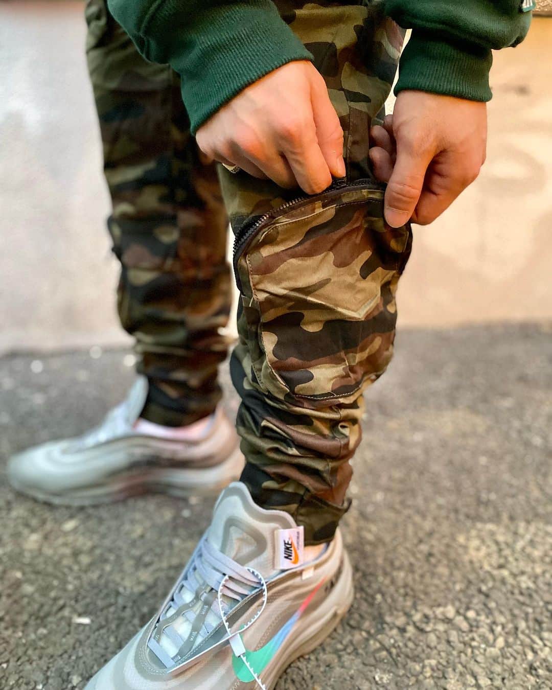 GROW AROUNDさんのインスタグラム写真 - (GROW AROUNDInstagram)「UNDRTD CARGO PANTS   ユーティリティポケットを施したカーゴジョガーパンツになります💁‍♂️  ウエストをゴムで調節可能です👍  CAMOとBLACKの2色展開です✨  WEBUPも完了しております✅  #growaroundnewarrivals」11月7日 17時50分 - growaround