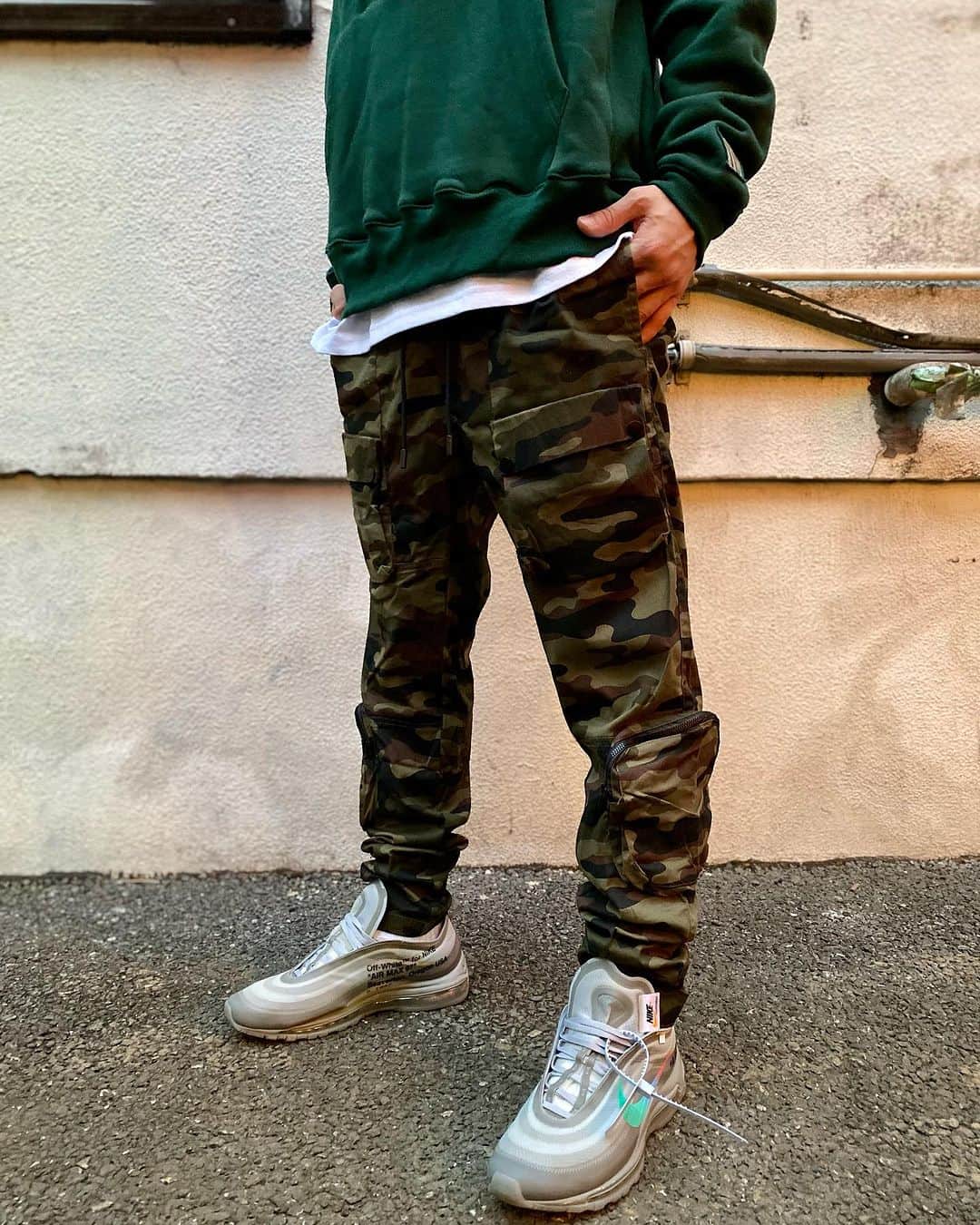 GROW AROUNDさんのインスタグラム写真 - (GROW AROUNDInstagram)「UNDRTD CARGO PANTS   ユーティリティポケットを施したカーゴジョガーパンツになります💁‍♂️  ウエストをゴムで調節可能です👍  CAMOとBLACKの2色展開です✨  WEBUPも完了しております✅  #growaroundnewarrivals」11月7日 17時50分 - growaround