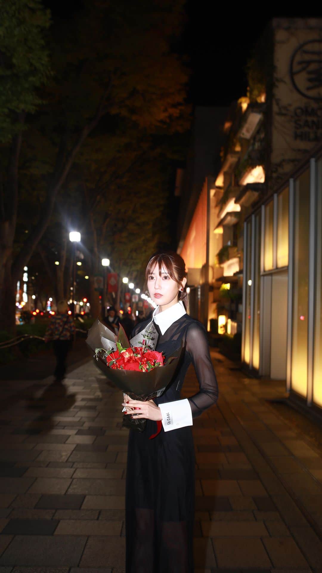 あべなつきのインスタグラム：「💋🥀🖤  ドレスアップして表参道で… 誕生日の日の動画です。🎥  #表参道」
