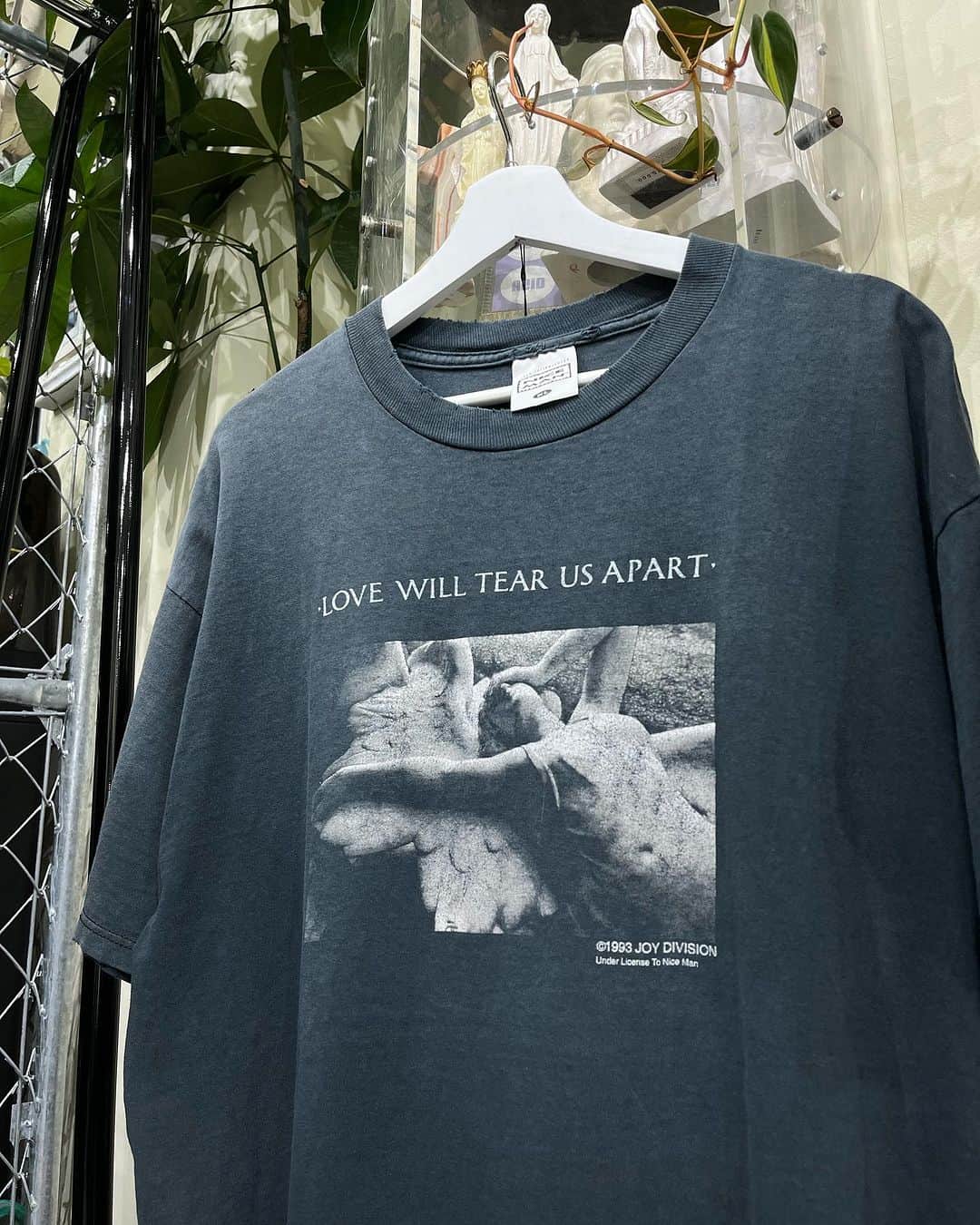 のインスタグラム：「1993's　JOY DIVISION　¥36000+tax(39600)  1976年に結成されたイギリスのポストパンク・シーンを代表するロックバンド、JOY DIVISION。 フロントマンだったイアン・カーティスの世界観やパフォーマンスに多くの人が惹きつけられましたが、80年にリリースされたシングル「Love Will Tear Us Apart」をリリースした直後に ボーカリストのイアン・カーティスが自殺するという悲劇でバンドは解散。 後のダンスミュージックやオルタナ・シーンにも多大な影響を与えたバンドです。  こちらはバンド史上最大のヒットとなった上記シングルのジャケットデザインを使用した93年のコピーライトが入ったTシャツ。 フェードした黒のボディーにリブや袖先、裾などに入った複数のダメージがジャンクな雰囲気を放つカッコ良い1枚です。  WEB SHOPに入荷しております。 是非ご覧ください。 jammru.com  #jammru#jammru_tee#joydivision  #大阪古着屋#心斎橋古着屋#usedmix #vintagetshirt #vintagetee #vintagebandtee#vintagebandtshirt  #osaka  #fashion  #streetstyle  #streetfashion  #vtg  #vintage  #used  #usedclothing  #古着 #古着屋 #ファッション #70s #80s #90s」